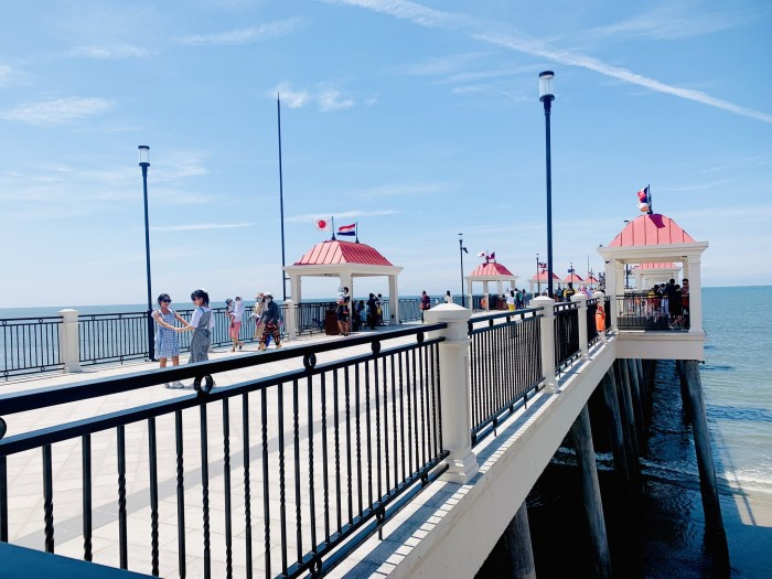 Cầu đi bộ ngắm biển Hamptons Pier Hồ Tràm thu hút đông đảo du khách.