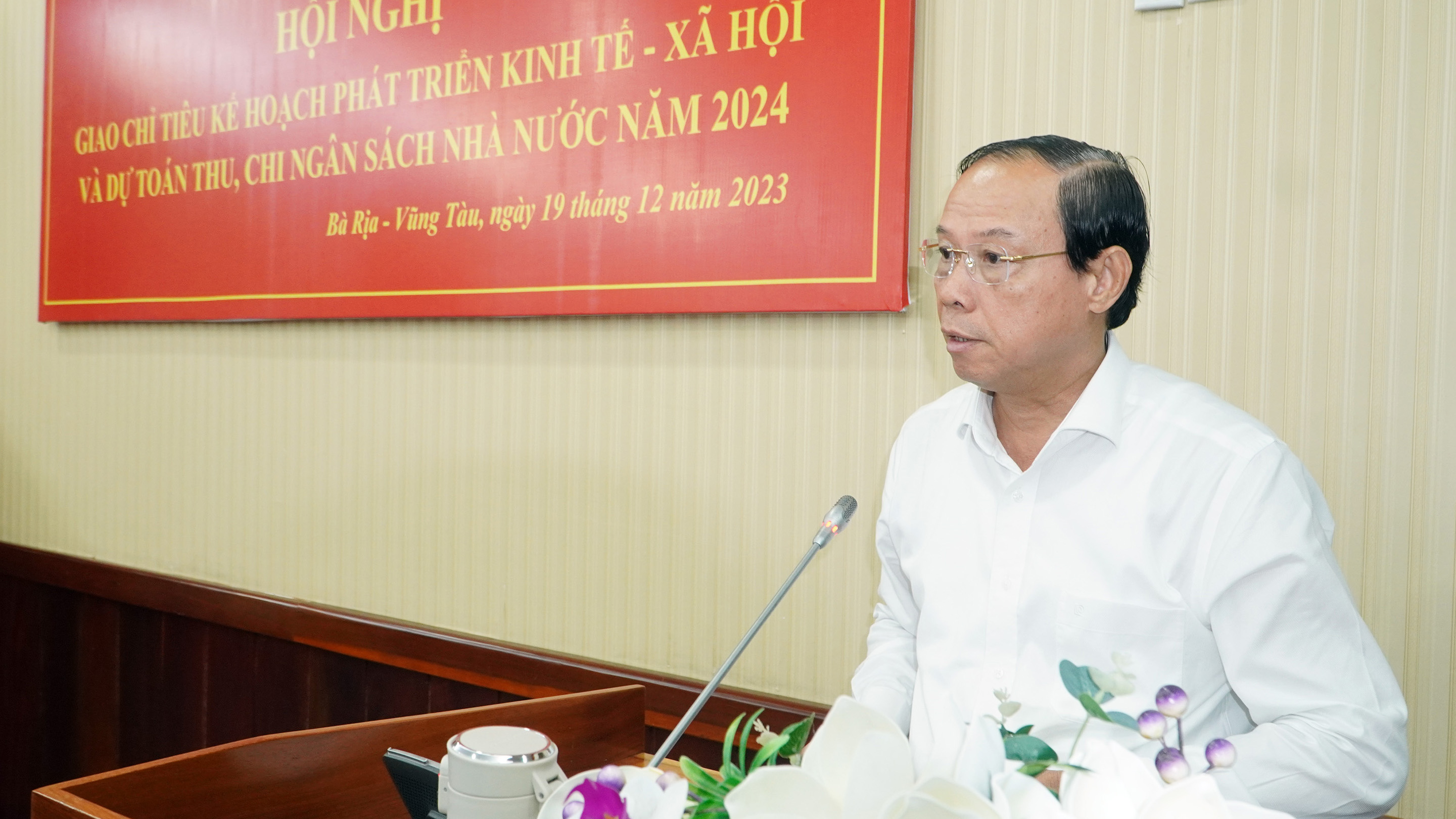 Chủ tịch UBND tỉnh Nguyễn Văn Thọ phát biểu chỉ đạo tại hội nghị.