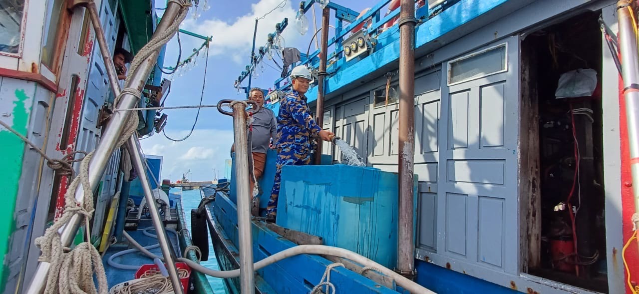 Trung tâm Dịch vụ Hậu cần - Kỹ thuật đảo Trường Sa, Hải đoàn 129 Hải quân hỗ trợ 3.000  lít nước ngọt miễn phí cho tàu cá.