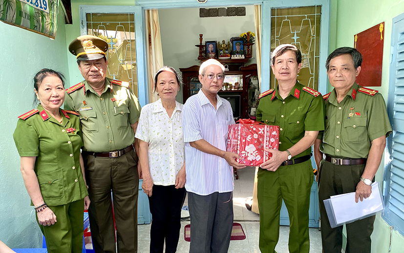 Đại diện Hội cựu Công an Nhân dân TP.Vũng Tàu tặng quà cho gia đình ông Phạm Công Điệp.