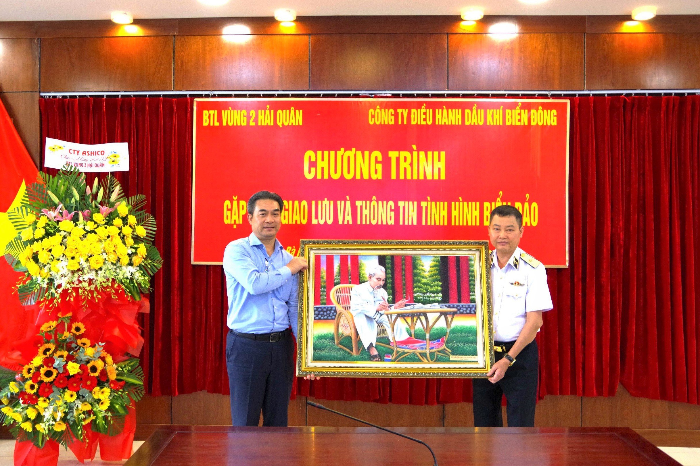 Lãnh đạo Công ty POC tặng quà lưu niệm Vùng 2 Hải quân.