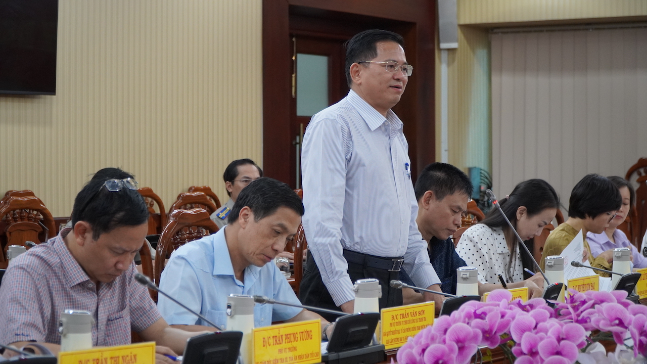 ông Nguyễn Văn Lực, Phó Tổng cục trưởng Tổng cục Thi hành án dân sự, Phó trưởng đoàn kiểm tra phát biểu tại buổi làm việc.