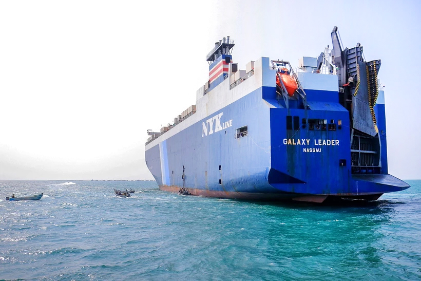 Tàu chở hàng Galaxy Leader (phải), bị lực lượng Houthi bắt giữ.