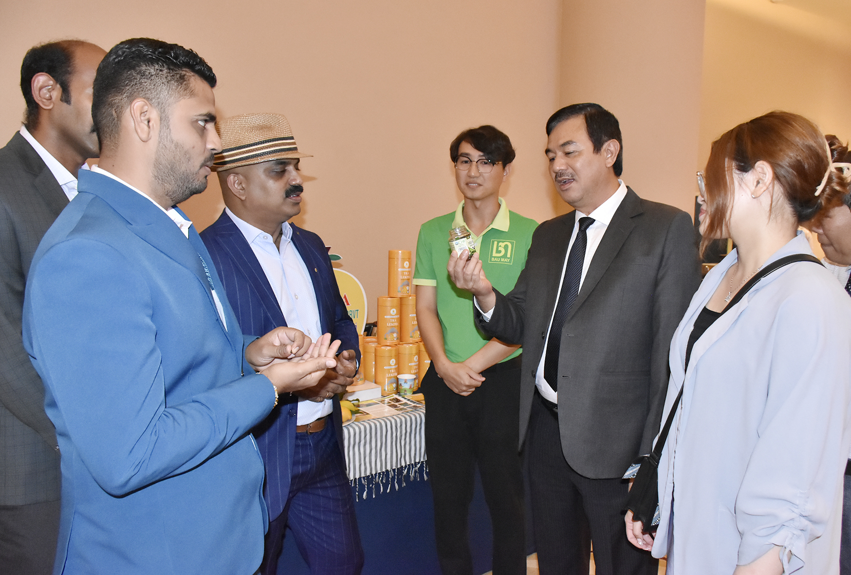 Ông Trịnh Hàng, Giám đốc Sở Du lịch (thứ hai từ phải sang) giới thiệu sản phẩm OCOP - tiêu Bầu Mây đến đại diện các doanh nghiệp lữ hành Ấn Độ trong khuôn khổ hội thảo xúc tiến du lịch Ấn Độ.