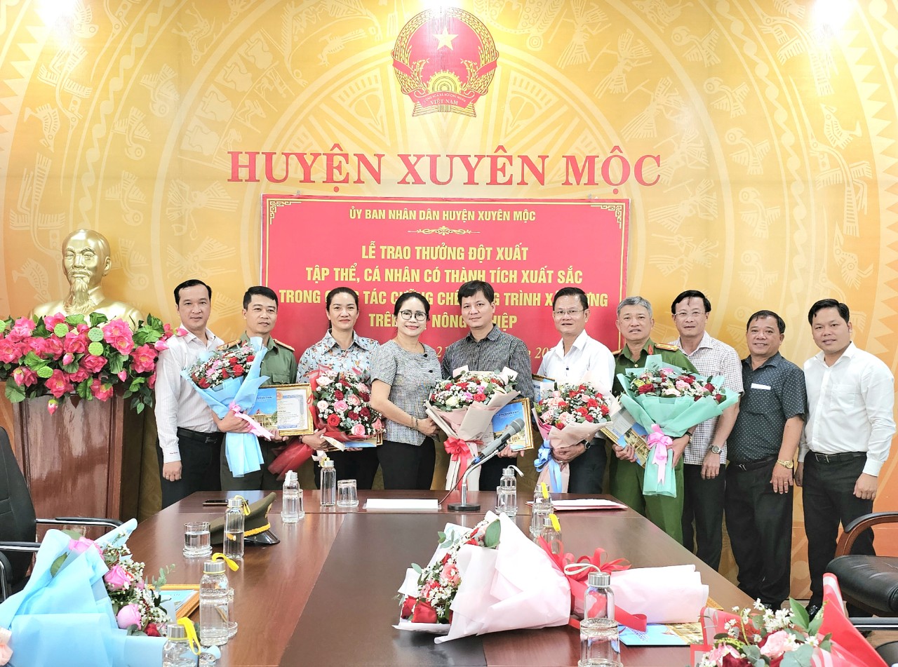 Lãnh đạo huyện Xuyên Mộc khen thưởng, chúc mừng các tập thể, cá nhân