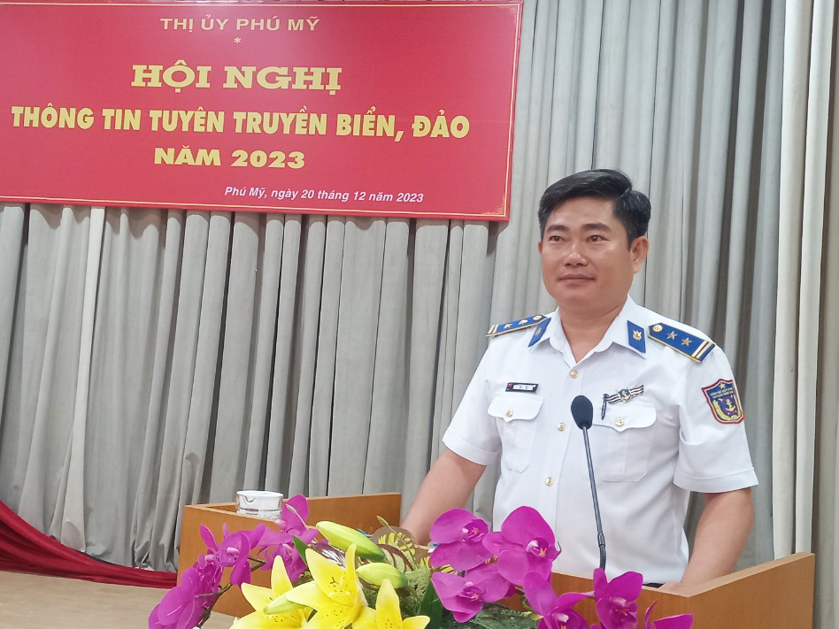 Trung tá Dương Công Chính, Phó Chủ nhiệm Chính trị Bộ Tư lệnh Vùng Cảnh sát biển 3 thông tin đến các đại biểu 