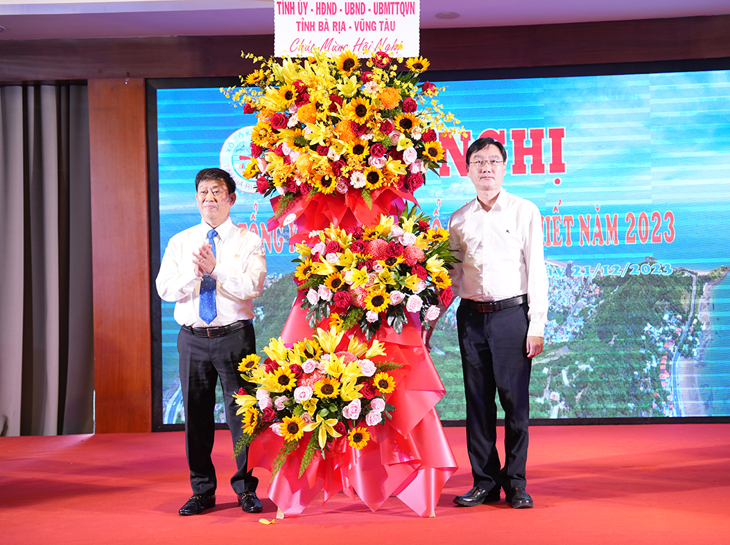 Ông Nguyễn Trường Giang, Phó Bí thư Thường trực Đảng ủy khối Cơ quan và Doanh nghiệp tỉnh tặng lãng hoa của Tỉnh ủy, HĐND, UBND, UBMTTQ Việt Nam tỉnh chúc mừng Công ty TNHH MTV XSKT