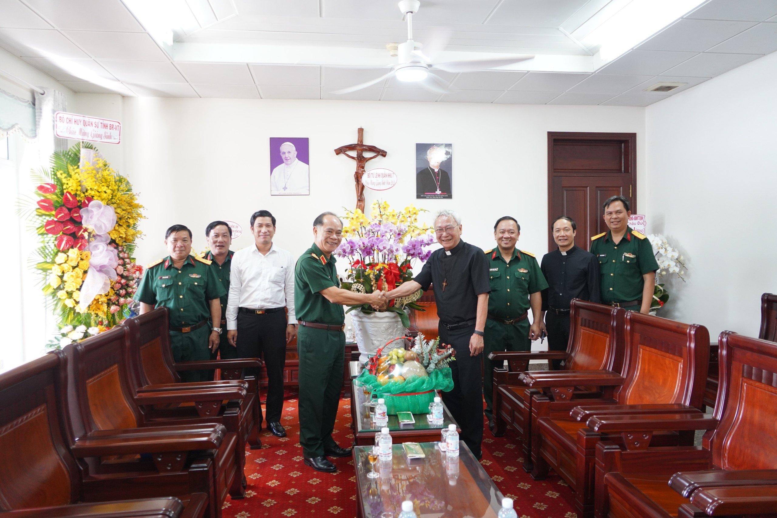 Thiếu tướng Hoàng Đình Chung, Chủ nhiệm Chính trị Quân khu 7 thăm, chúc mừng Giáng sinh Giám mục Emmanuel Nguyễn Hồng Sơn (Tòa Giám mục Bà Rịa, TP.Bà Rịa).