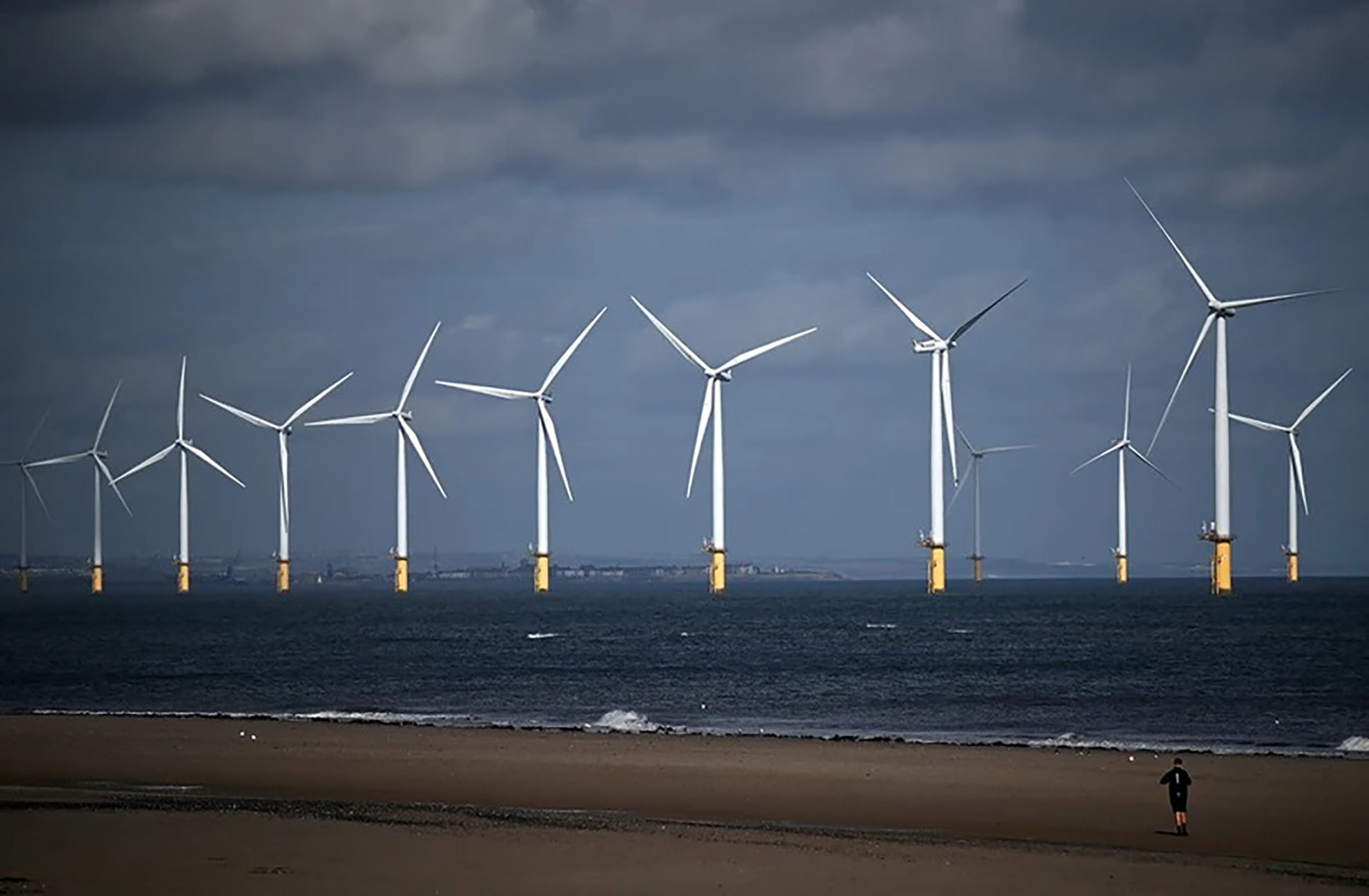 Một trang trại điện gió ngoài khơi bờ biển Redcar, Anh.