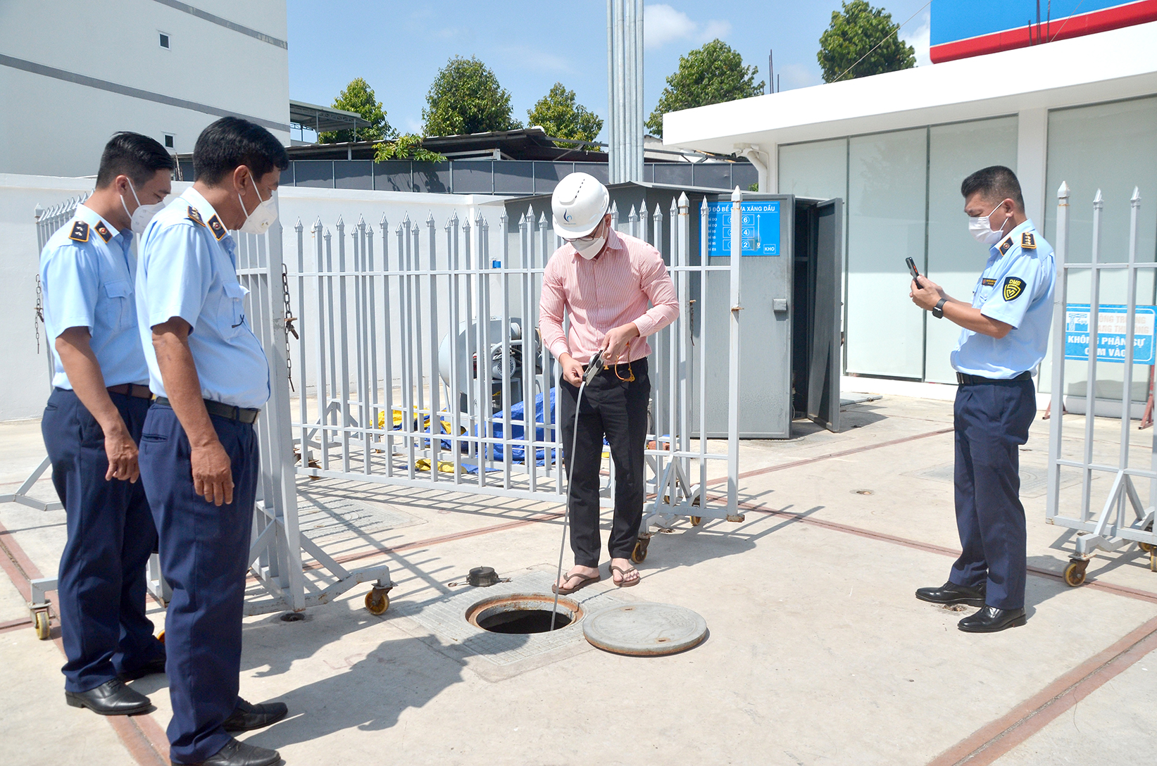 Đoàn kiểm tra liên ngành kiểm tra chất lượng xăng dầu của một đơn vị kinh doanh trên địa bàn TP. Bà Rịa.