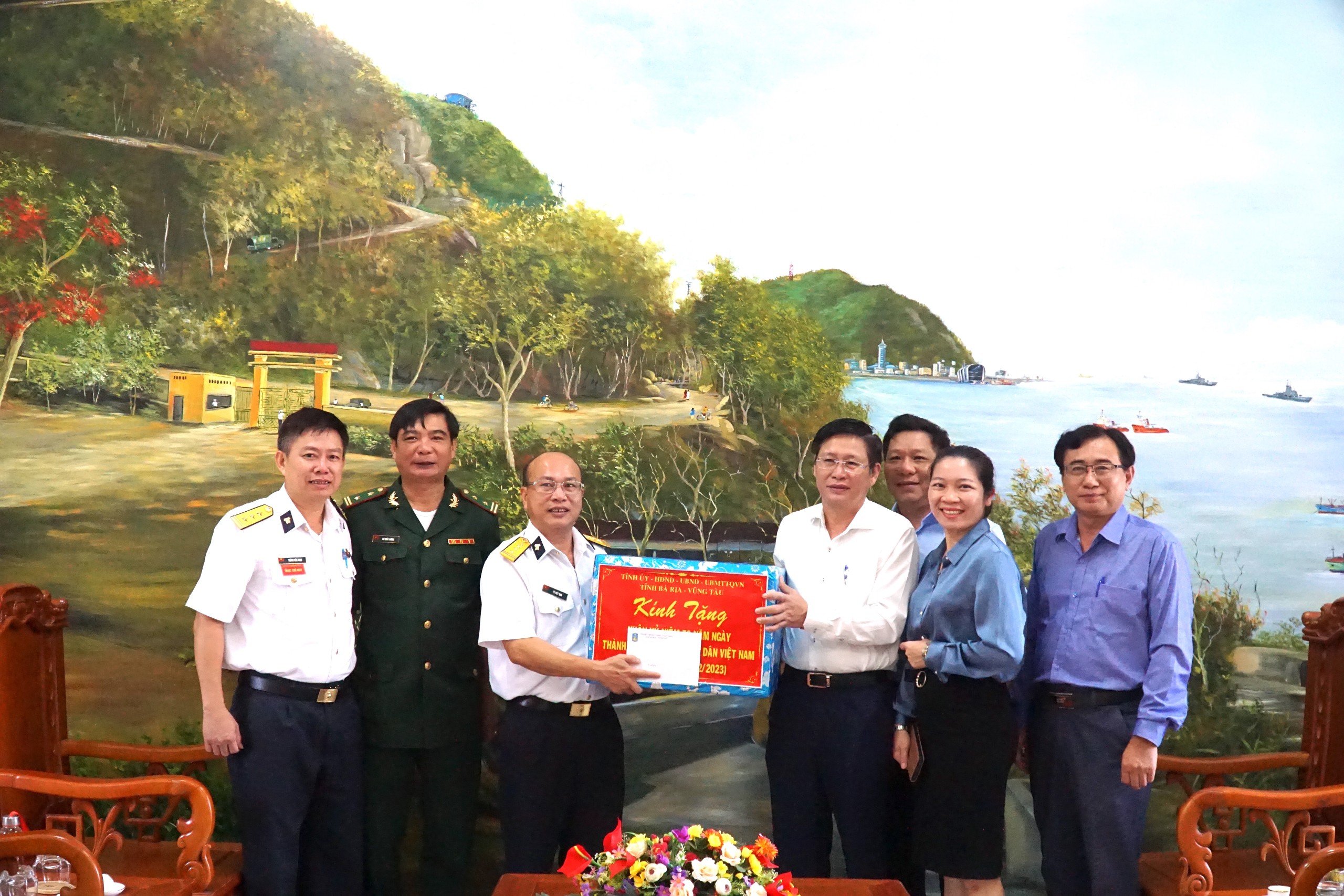 Đoàn do ông Lê Ngọc Khánh, Phó Chủ tịch UBND tỉnh làm trưởng đoàn đã tới thăm, tặng quà Trung đoàn Rada tầm xa 251 (Bộ Tư lệnh Vùng 2 Hải quân).ẢNH: KIM HỒNG