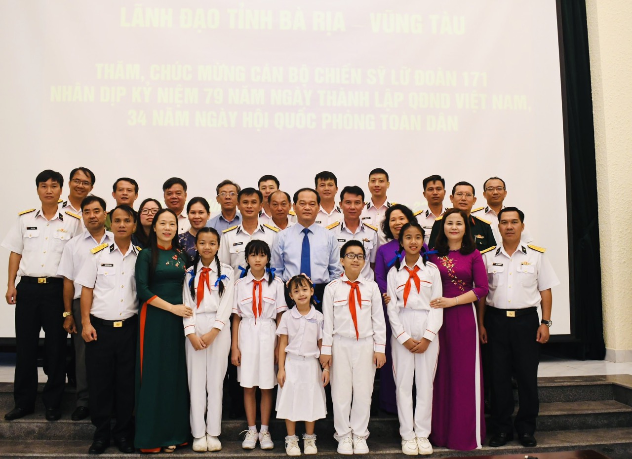 Đoàn do ông Mai Ngọc Thuận, Phó Chủ tịch HĐND tỉnh làm Trưởng đoàn đã đến thăm và tặng quà Lữ đoàn 171 và 6 đơn vị Tàu hải quân trực chiến thuộc Lữ đoàn 171 (TP. Vũng Tàu). ẢNH: HUYỀN TRANG.