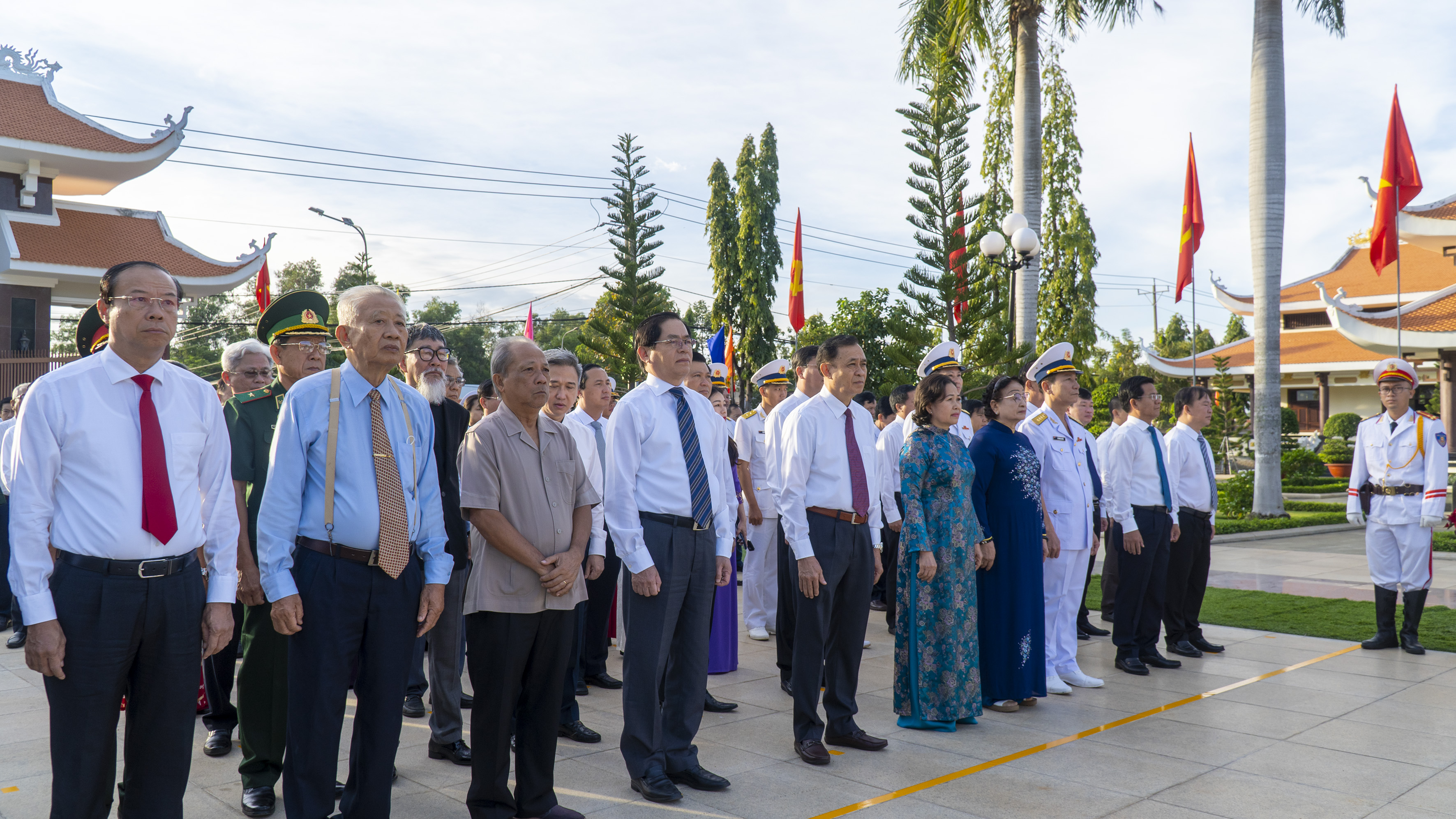 Lãnh đạo Tỉnh ủy, HĐND, UBND, UBMTTQ Việt Nam tỉnh và các đại biểu tham dự lễ viếng.