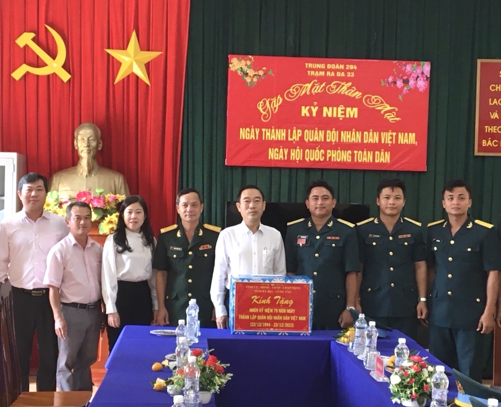 Đoàn do ông Lê Văn Hoà, TUV,  Chủ tịch Liên đoàn Lao động tỉnh làm Trưởng đoàn thăm, chúc mừng Trạm rada 33/F367 xã Bưng Riềng (huyện Xuyên Mộc). ẢNH: TRẦN TIẾN