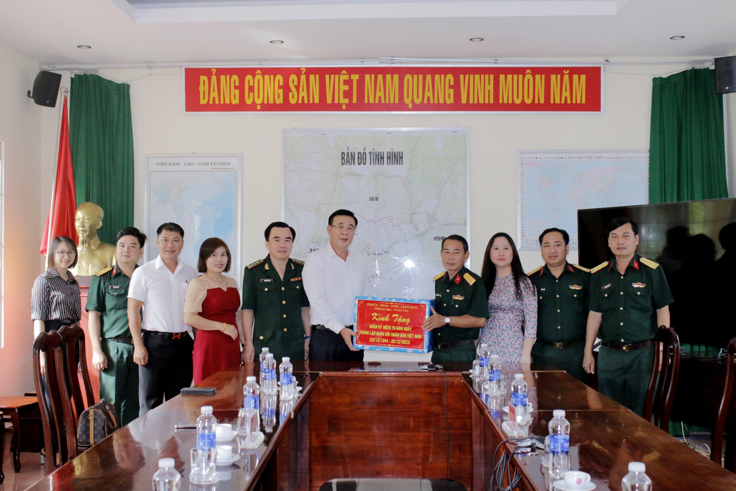 Đoàn do ông Huỳnh Văn Danh, Ủy viên Ban Thường vụ Tỉnh ủy, Trưởng ban Dân vận Tỉnh ủy làm Trưởng đoàn đã đến thăm, tặng quà Ban Chỉ huy Quân sự huyện Đất Đỏ. ẢNH: ĐÔNG HIẾU