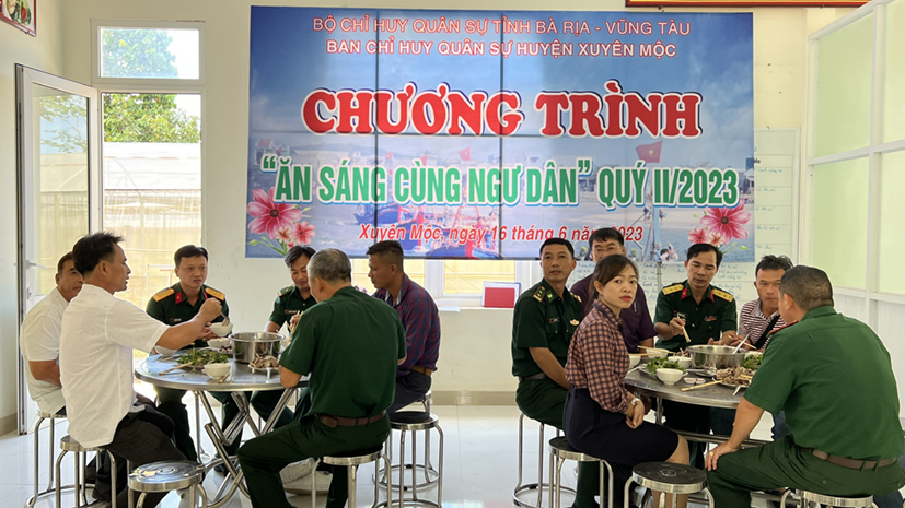 “Ăn sáng với ngư dân” là một trong những chương trình dân vận hiệu quả của LLVT tỉnh trong thời gian qua.