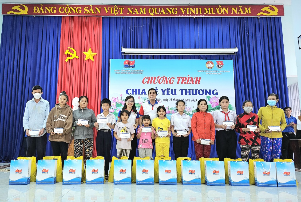 UBMTTQ Việt Nam huyện trao 35 suất quà Tết cho các hộ nghèo, học sinh có hoàn cảnh khó khăn 