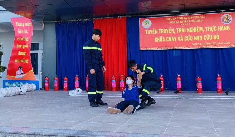 Cán bộ, chiến sỹ Đội Cảnh sát PCCC & CNCH Công an huyện Long Điền hướng dẫn cách di chuyển người bị nạn ra khỏi đám cháy