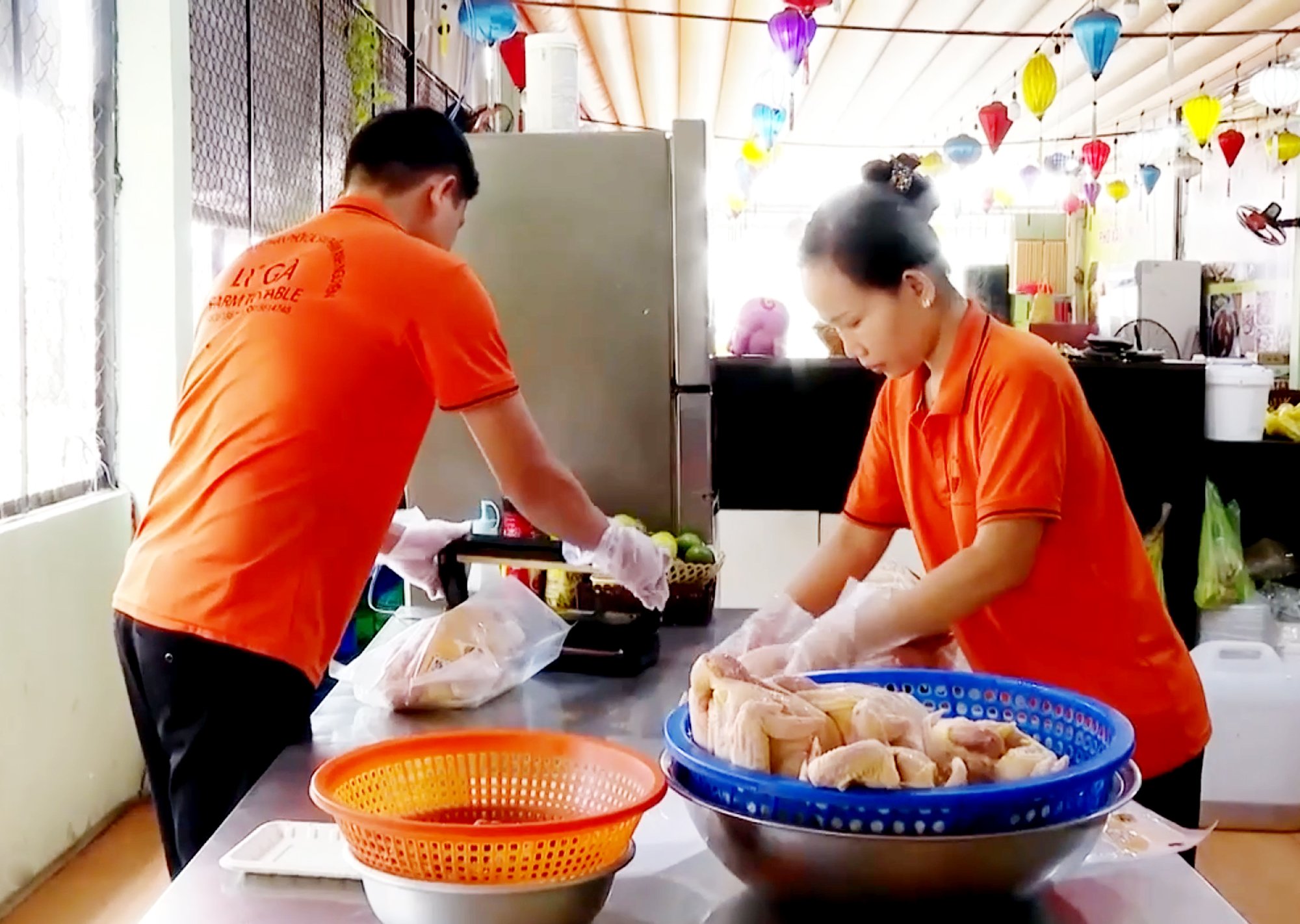 Trang trại gà Anh Nguyên (huyện Châu Đức) phát triển chuỗi liên kết khép kín từ con giống, minh bạch quá trình nuôi đến tiêu thụ sản phẩm.. Trong ảnh: Nhân viên trang trại gà Anh Nguyên đóng gói gà thành phẩm trước khi đưa ra thị trường.