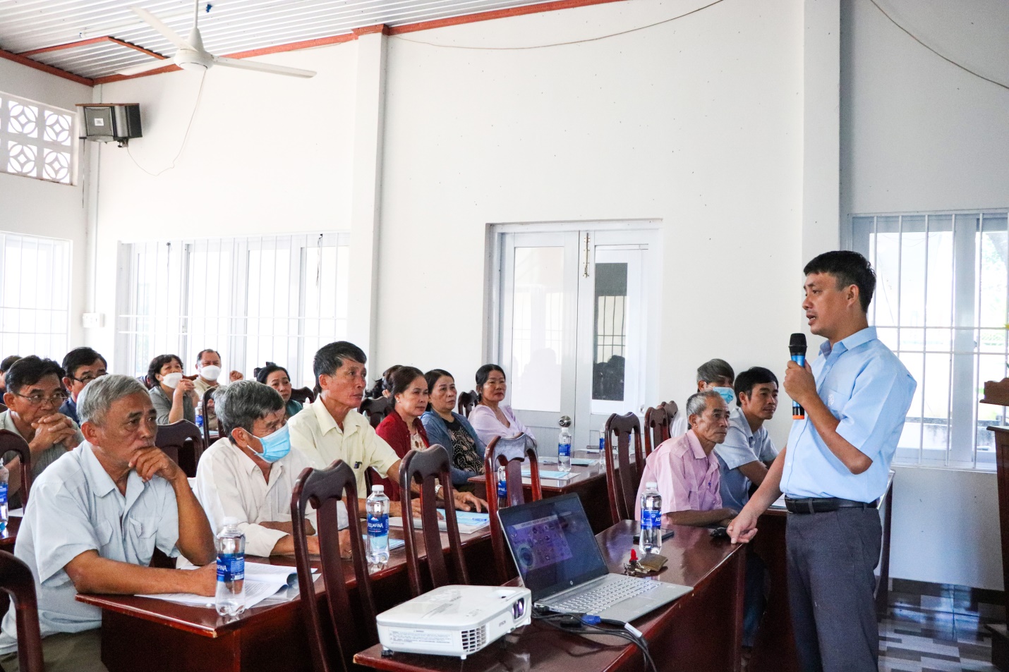 Ths. Lê Tấn Thanh Lâm, Giảng viên Trường Đại học Nông Lâm TP.Hồ Chí Minh trao đổi với học viên các nội dung liên quan đến lợi ích khi xây dựng chuỗi liên kết trong chăn nuôi.