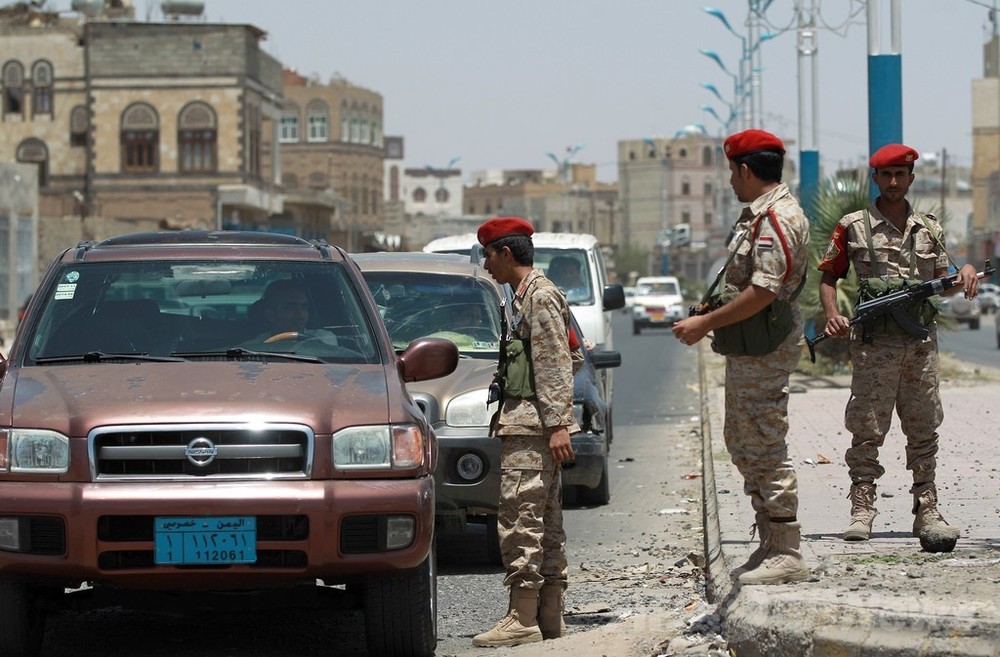 Binh sĩ Yemen kiểm tra các phương tiện tại thủ đô Sanaa.