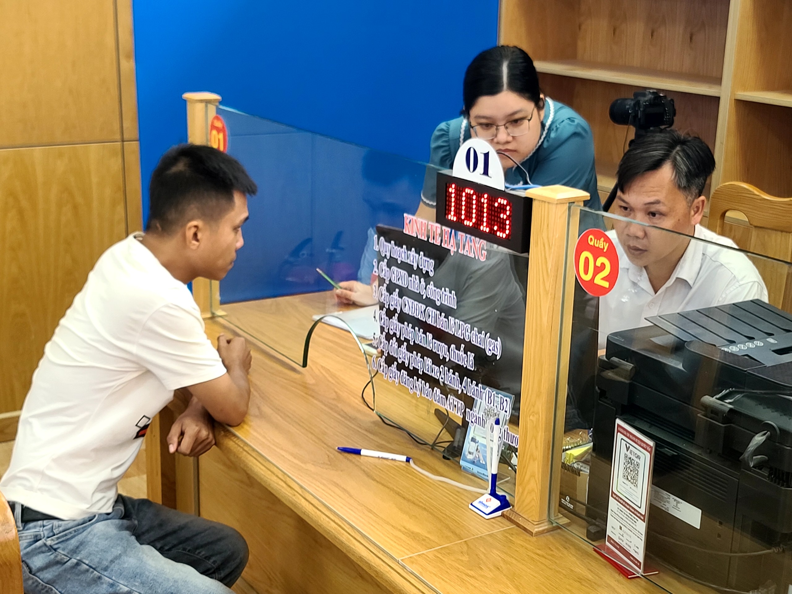 Người dân đến liên hệ cấp, đổi GPLX tại Bộ phận Một cửa UBND huyện Xuyên Mộc.