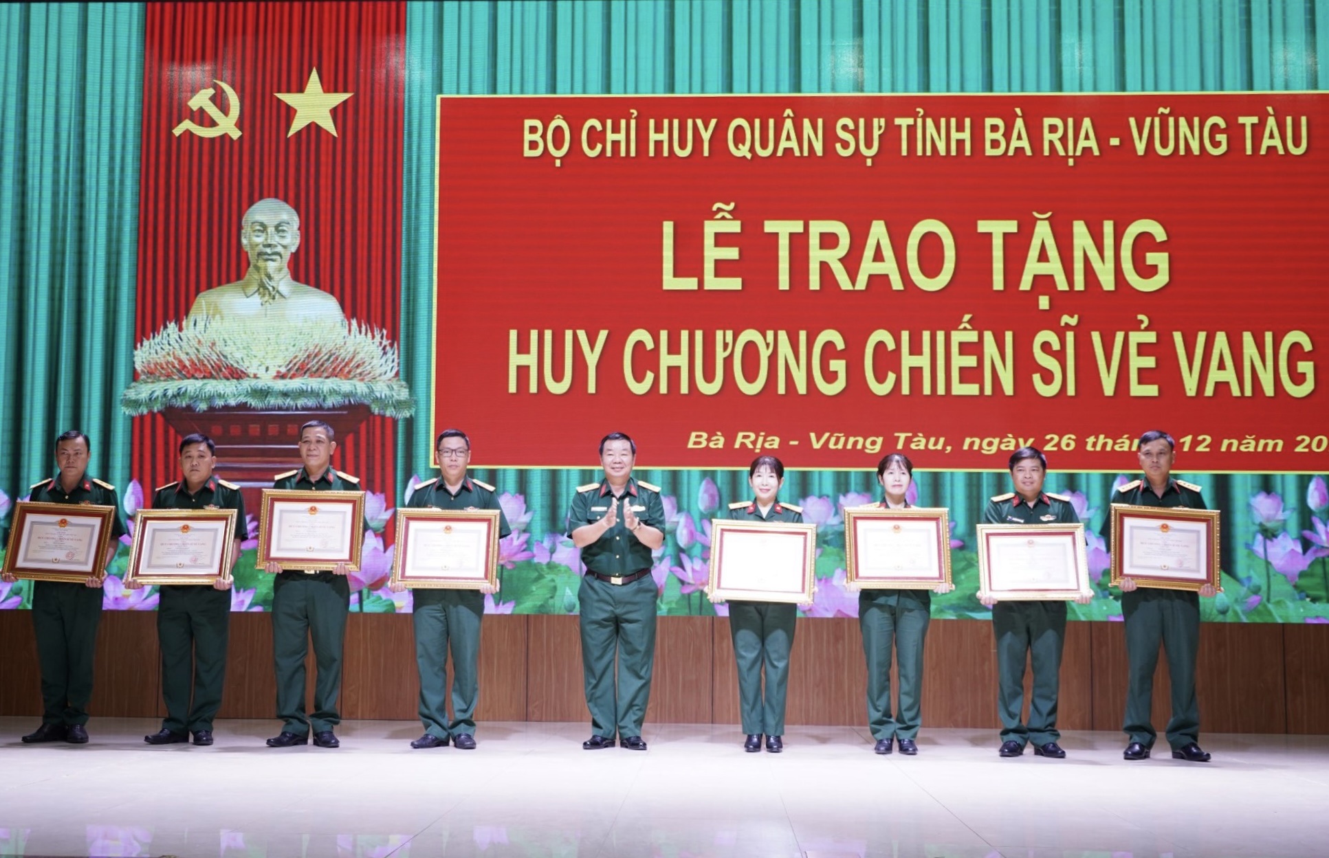 Đại tá Nguyễn Hoàng Tấn, Phó Chính ủy Bộ CHQS tỉnh trao Huy chương “Chiến sĩ vẻ vang” cho các sĩ quan, quân nhân chuyên nghiệp.