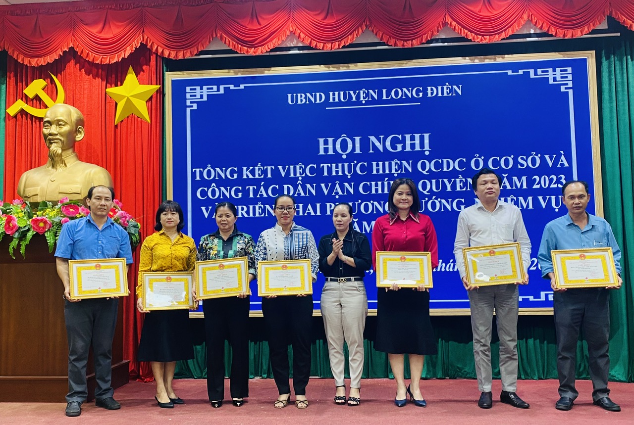 Bà Lê Thị Ngọc Hạnh, Chủ tịch HĐND huyện Long Điền kiêm Trưởng Ban Tuyên giáo Huyện ủy tặng Giấy khen cho các tập thể, cá nhân có thành tích xuất sắc trong việc thực hiện QCDC ở cơ sở năm 2023.