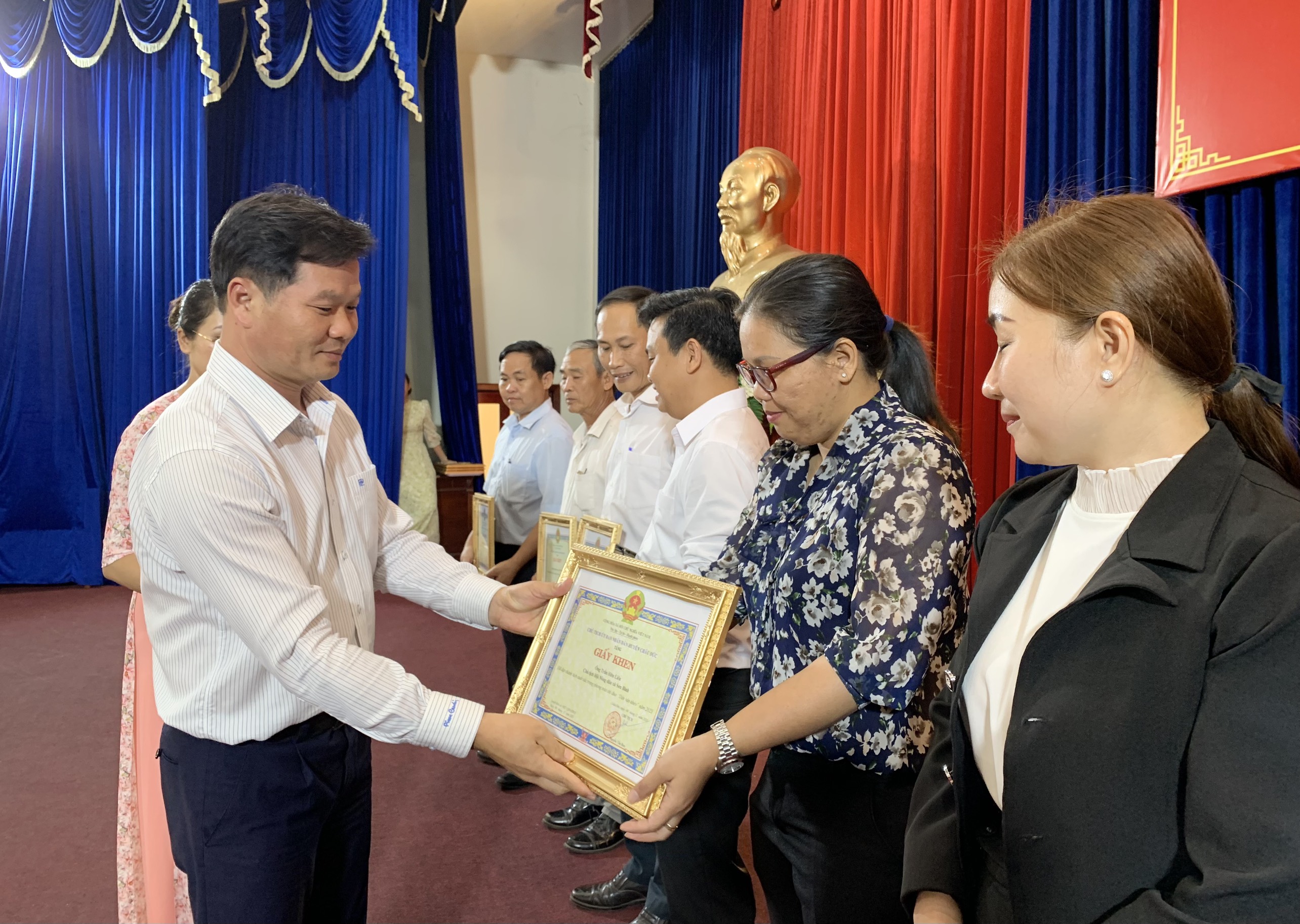 Ông Lê Thanh Liêm, Phó Bí thư Thường trực Huyện ủy Châu Đức trao giấy khen cho các cá nhân và tập thể đạt thành tích