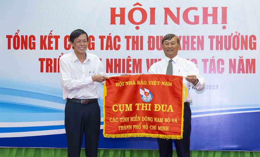 Lãnh đạo Hội Nhà báo tỉnh Bà Rịa - Vũng Tàu trao cờ thi đua luân lưu cho lãnh đạo Hội Nhà báo tỉnh Đồng Nai là đơn vị cụm trưởng năm 2024.