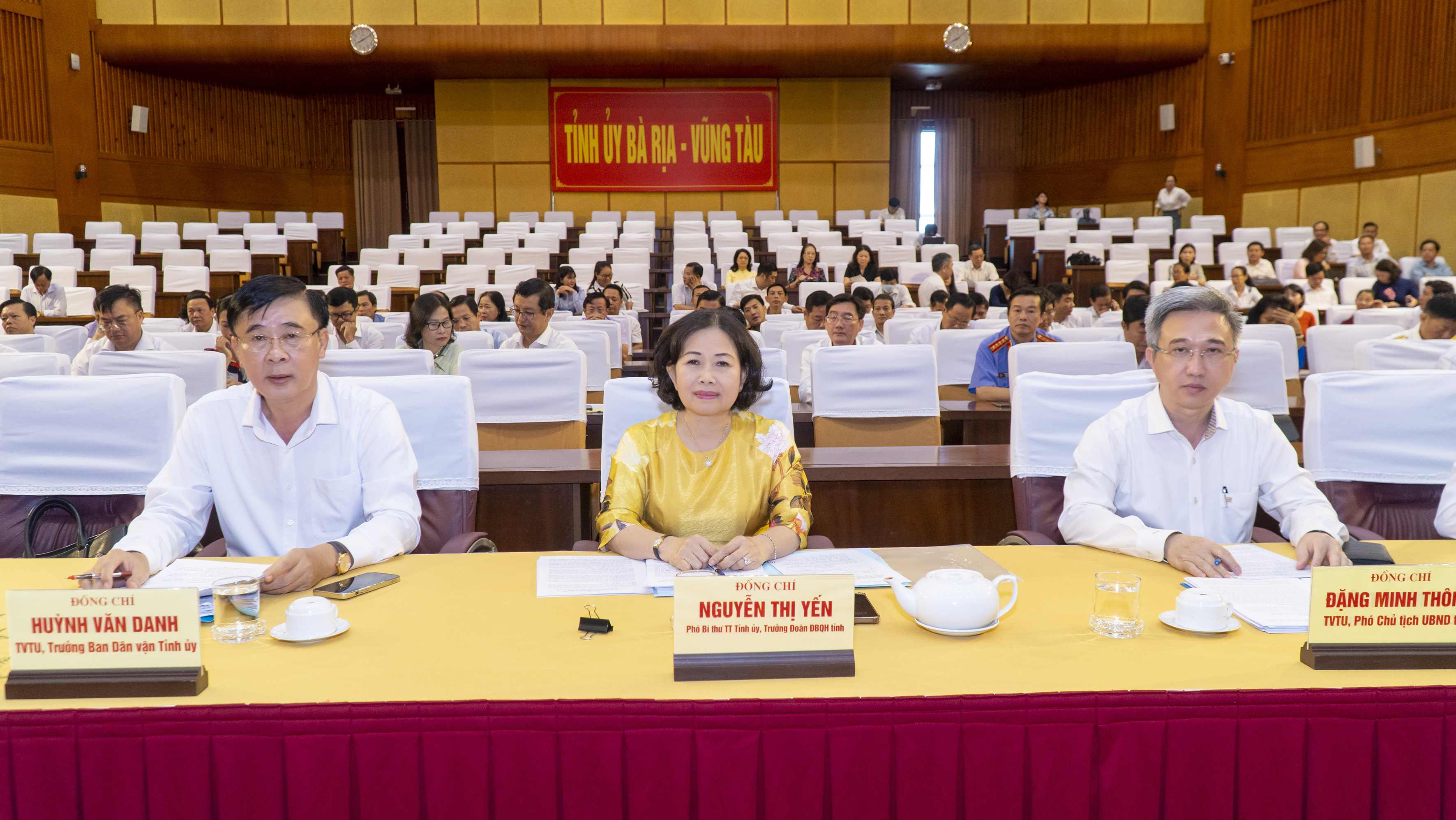 Bà Nguyễn Thị Yến, Phó Bí thư Thường trực Tỉnh ủy, Trưởng Đoàn ĐBQH tỉnh, Trưởng Ban Chỉ đạo (BCĐ) thực hiện QCDC tỉnh; ông Huỳnh Văn Danh, Ủy viên Ban Thường vụ Tỉnh ủy, Trưởng Ban Dân vận Tỉnh ủy, Phó Trưởng Ban Thường trực BCĐ thực hiện QCDC tỉnh; ông Đặng Minh Thông, Ủy viên Ban Thường vụ Tỉnh ủy, Phó Chủ tịch UBND tỉnh, đồng chủ trì hội nghị.