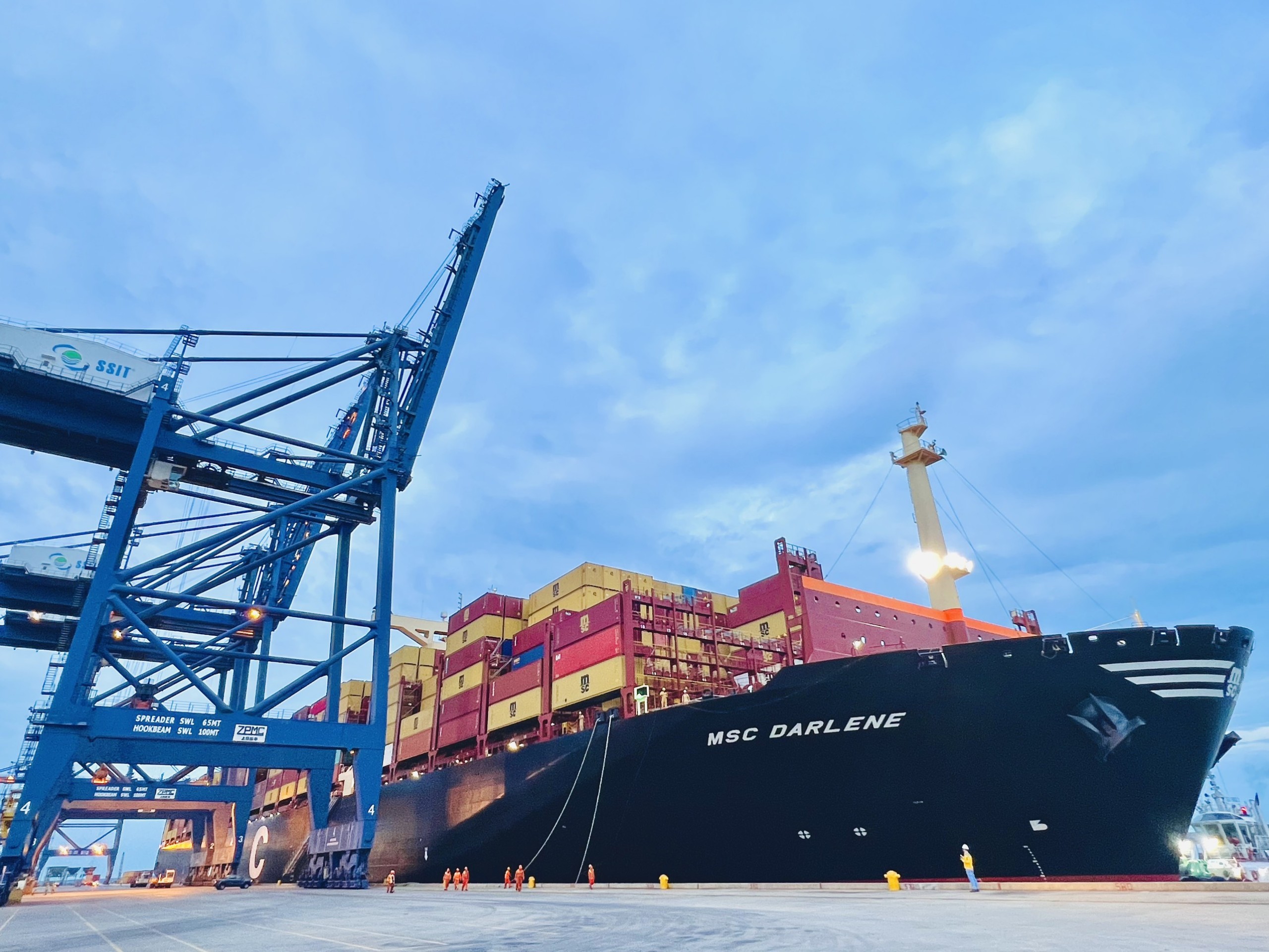 Tàu MSC DARLENE có trọng tải toàn phần 175.897 tấn, chiều dài 366m, sức chở 15.413 TEU cập cảng SSIT.