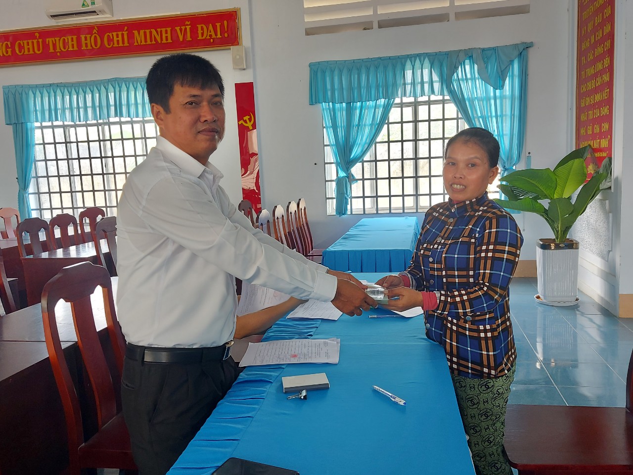 Đại diện Hội Nông dân huyện Đất Đỏ giải ngân vốn hỗ trợ cho nông dân xã Láng Dài.