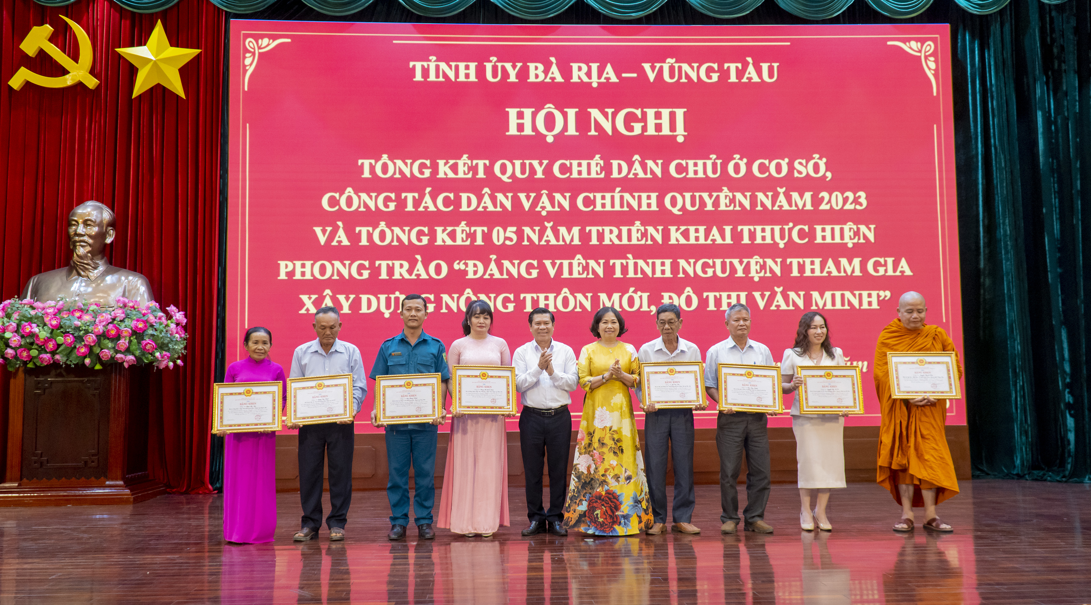 Phó Bí thư Thường trực Tỉnh ủy Nguyễn Thị Yến và Trưởng Ban Tuyên giáo Tỉnh ủy Nguyễn Văn Xinh trao Bằng khen của Ban Thường vụ Tỉnh ủy cho các đảng viên có thành tích tiêu biểu trong phong trào “Đảng viên tình nguyện tham gia xây dựng nông thôn mới, đô thị văn minh” năm 2023.