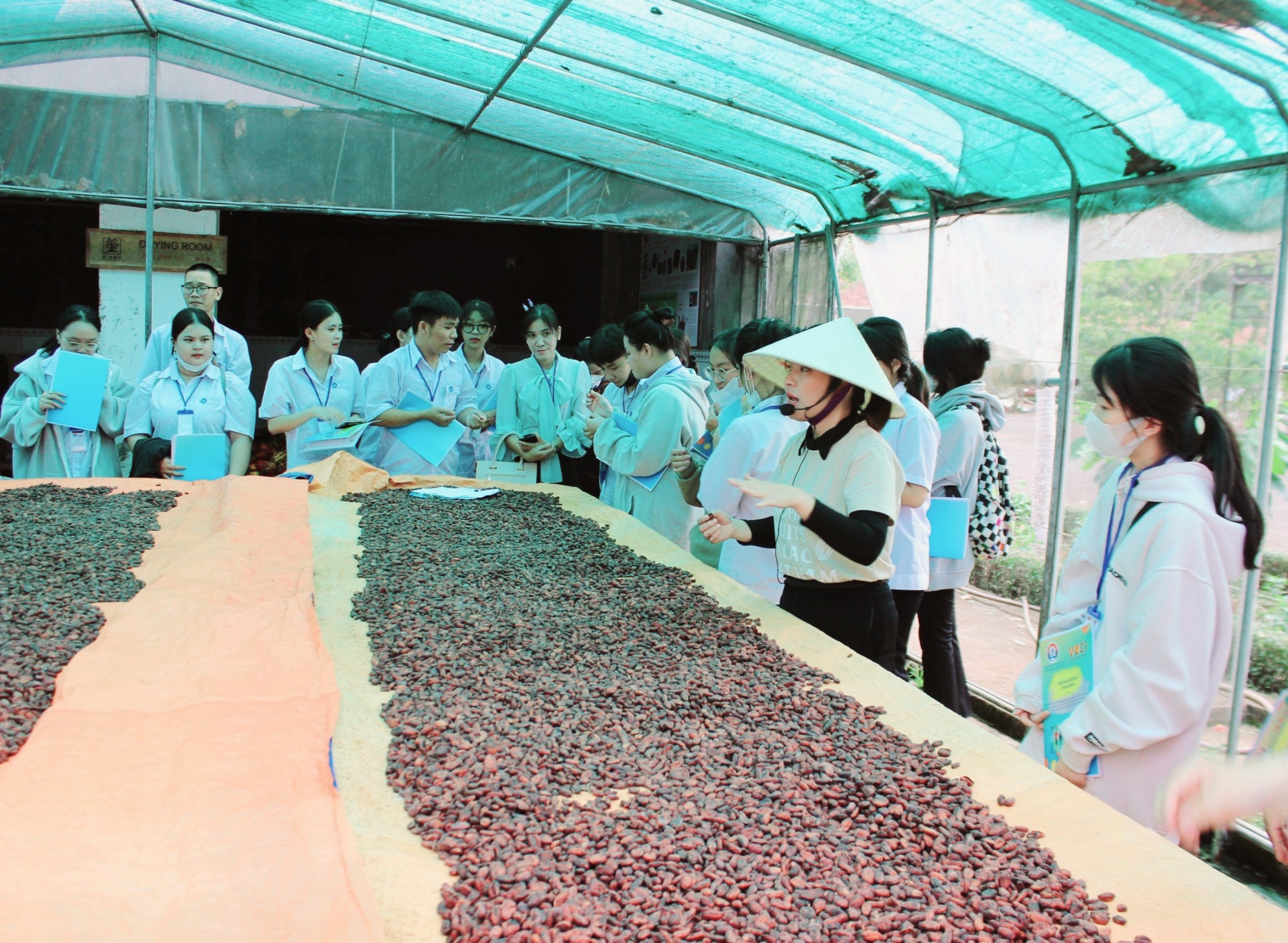 Các em HS tìm hiểu quy trình sản xuất tại Công ty CP Binon Cacao Park.