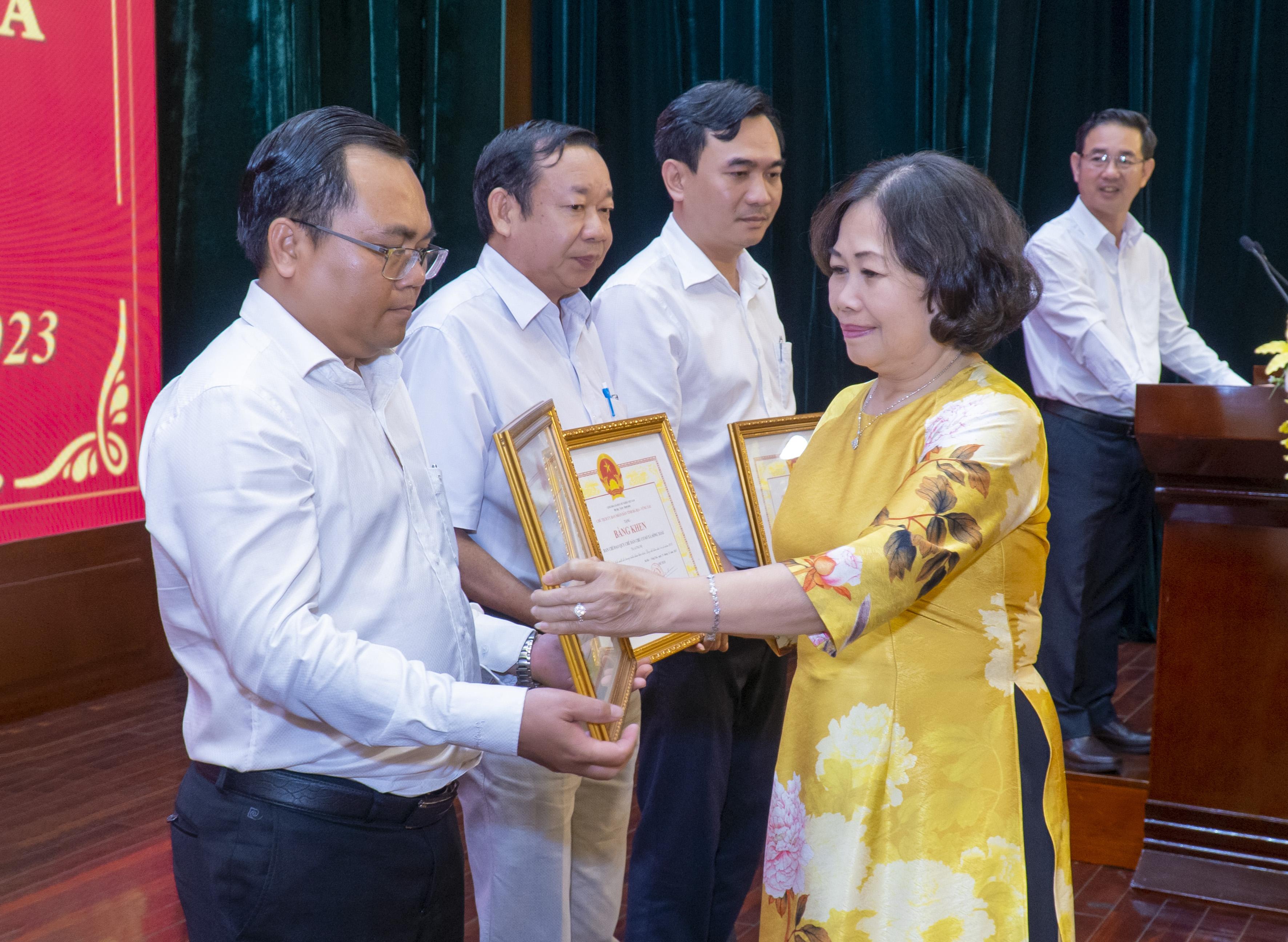 Phó Bí thư Thường trực Tỉnh ủy Nguyễn Thị Yến trao Bằng khen của Chủ tịch UBND tỉnh cho các tập thể đã có thành tích xuất sắc trong thực hiện QCDC ở cơ sở năm 2023.