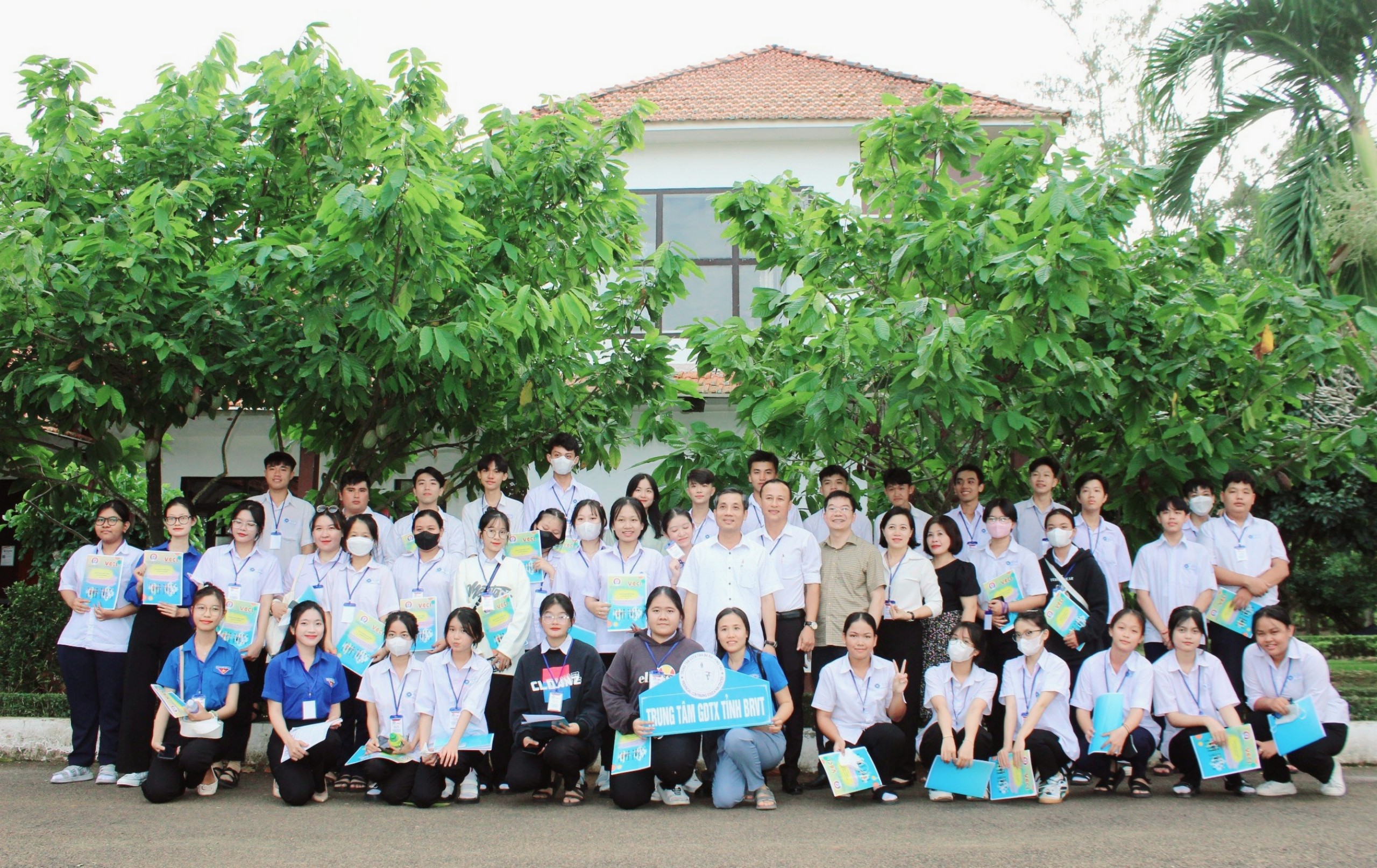 Các học viên chụp hình lưu niệm với lãnh đạo Sở và đại diện VCCI.