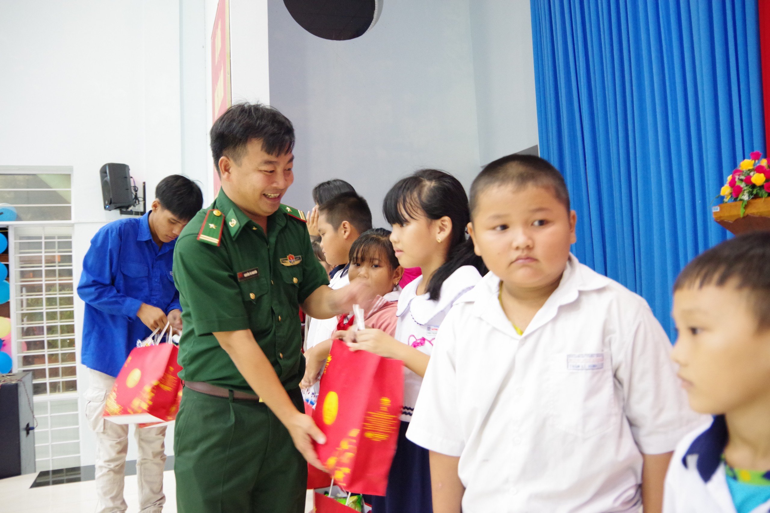 Đồn Biên phòng Phước Thuận trao học bổng cho học sinh nghèo thông qua chương trình  “Nâng bước em đến trường”.