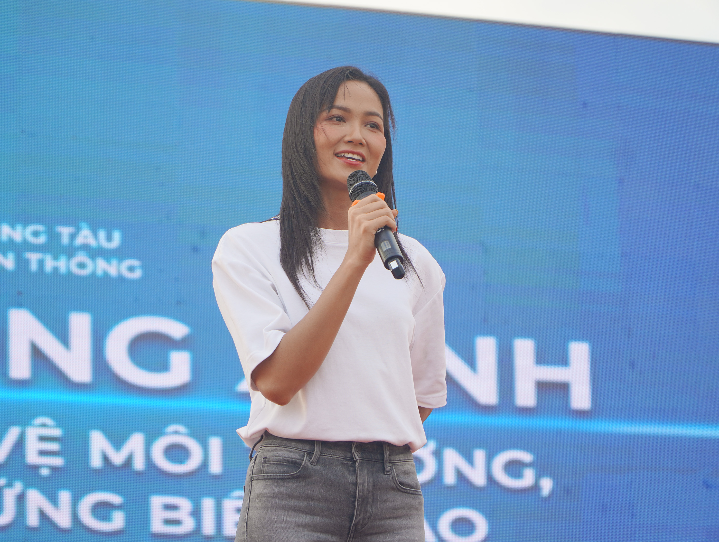 Hoa hậu H'Hen Niê chia sẻ thông điệp bảo vệ môi trường.