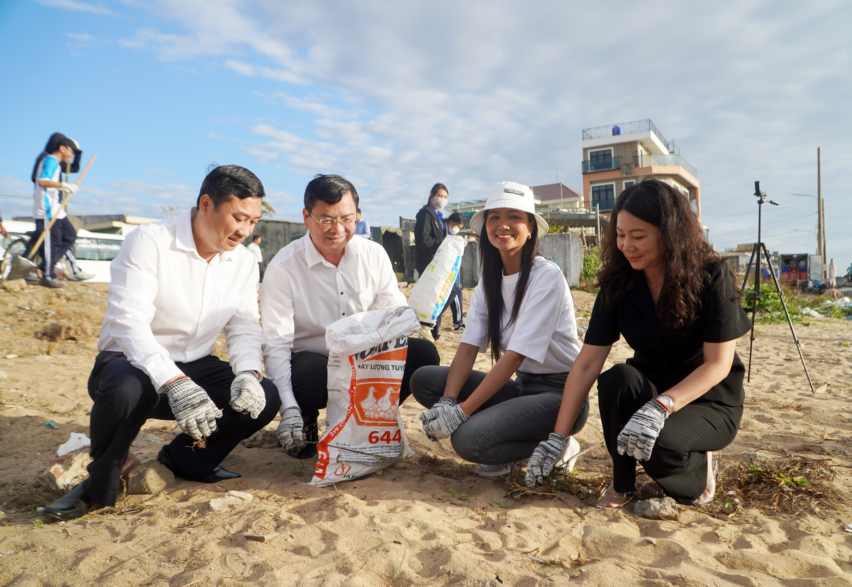 Lãnh đạo tỉnh, huyện Đất Đỏ, hoa hậu H'Hen Niê cùng nhặt rác làm sạch bãi biển Phước Hải.