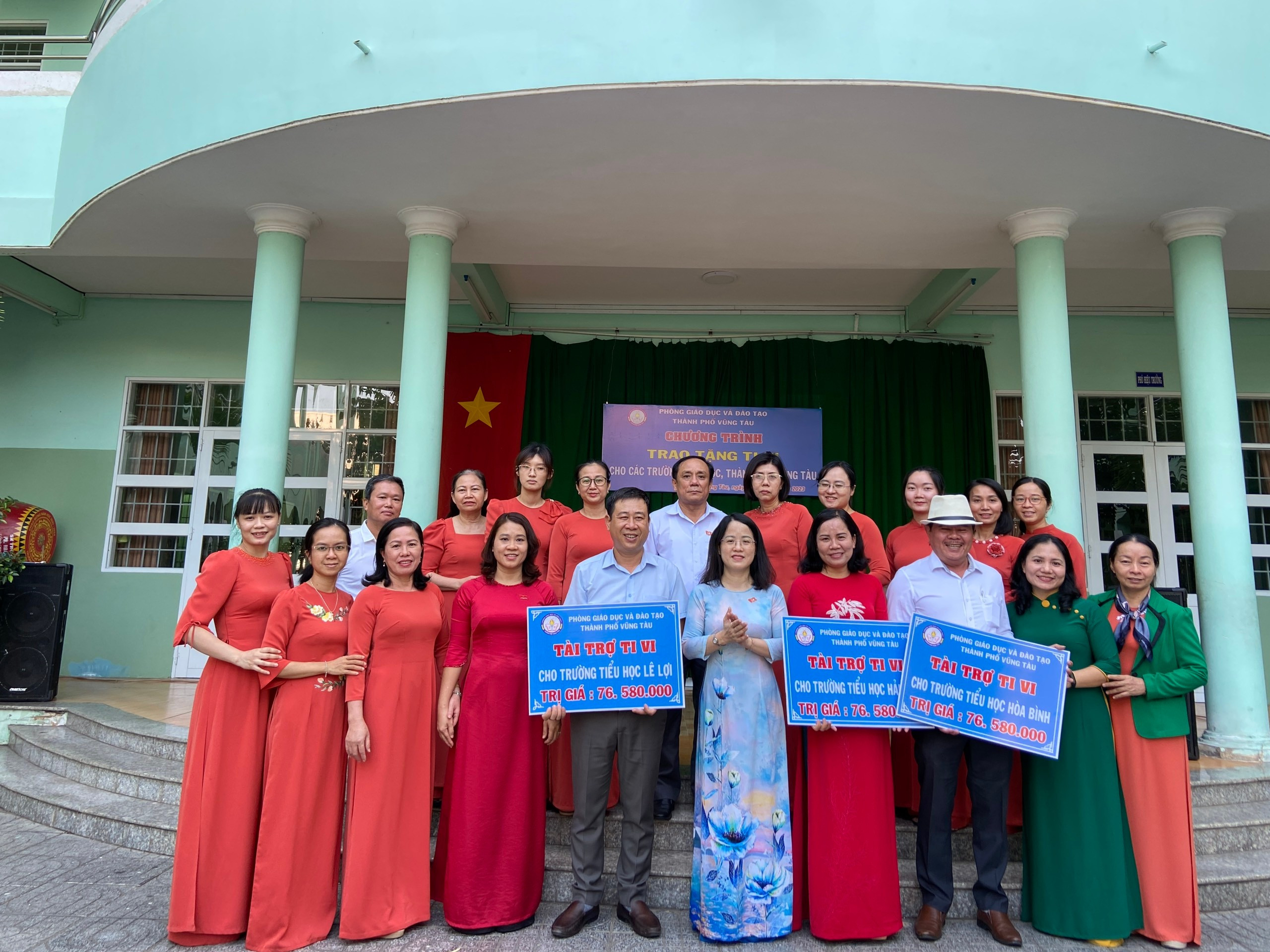 Lãnh đạo Phòng Giaó dục - Đào tạo TP. Vũng Tàu trao bảng tượng trưng tivi đến lãnh đạo các trường.  