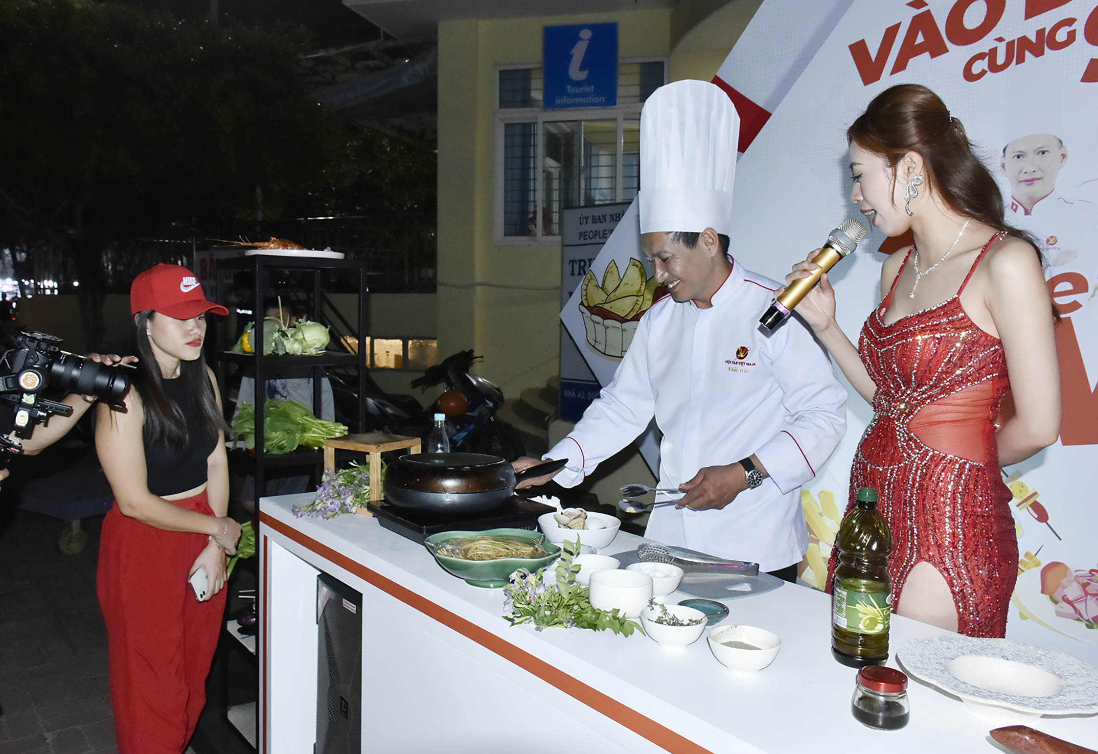 Chị Nguyễn Hải Linh hào hứng xem các siêu đầu bếp chế biến món ăn.