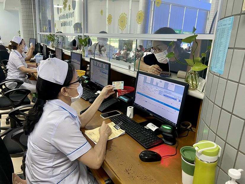Nhân viên Khoa Khám bệnh (Bệnh viện Bà Rịa) hướng dẫn người dân khám chữa bệnh BHYT. Ảnh: HOÀNG HƯỜNG