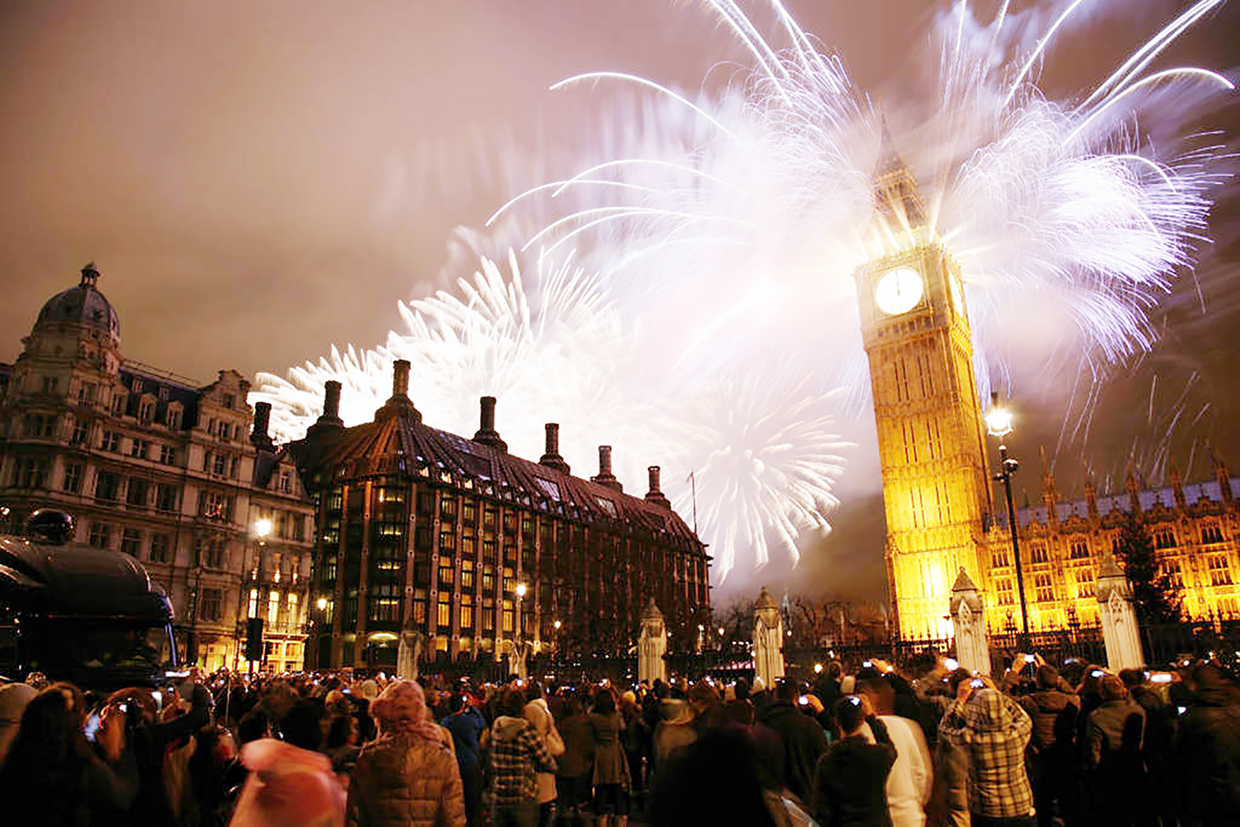 Người Anh tề tựu về khu vực đồng hồ Big Ben đón đợi những tiếng chuông đồng hồ năm mới ngân vang.
