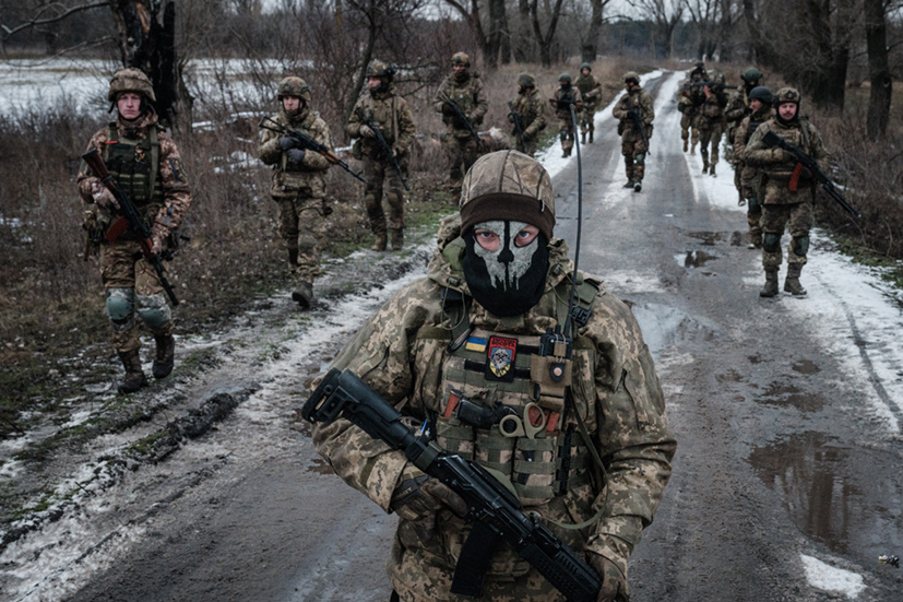 Quân nhân Ukraine tuần tra quanh căn cứ quân sự ở vùng Donetsk.