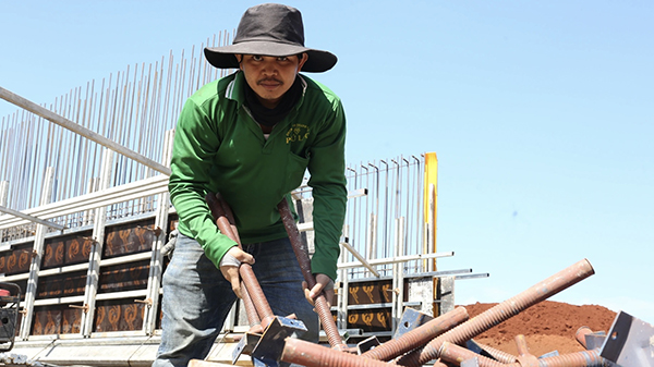 Công nhân trên công trường thi công đường cao tốc Biên Hoà- Vũng Tàu.