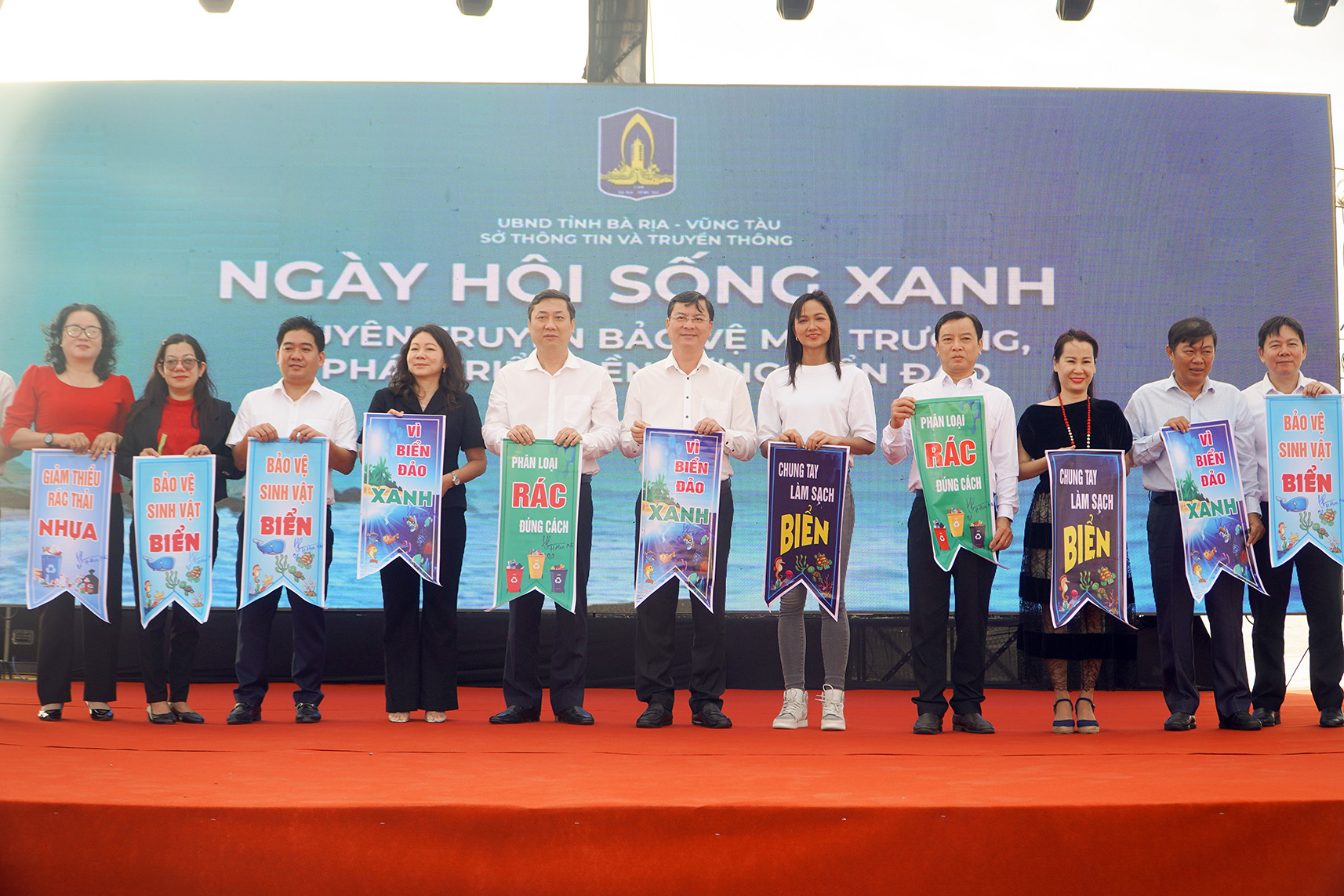 Các đại biểu lan tỏa các thông điệp bảo vệ môi trường.