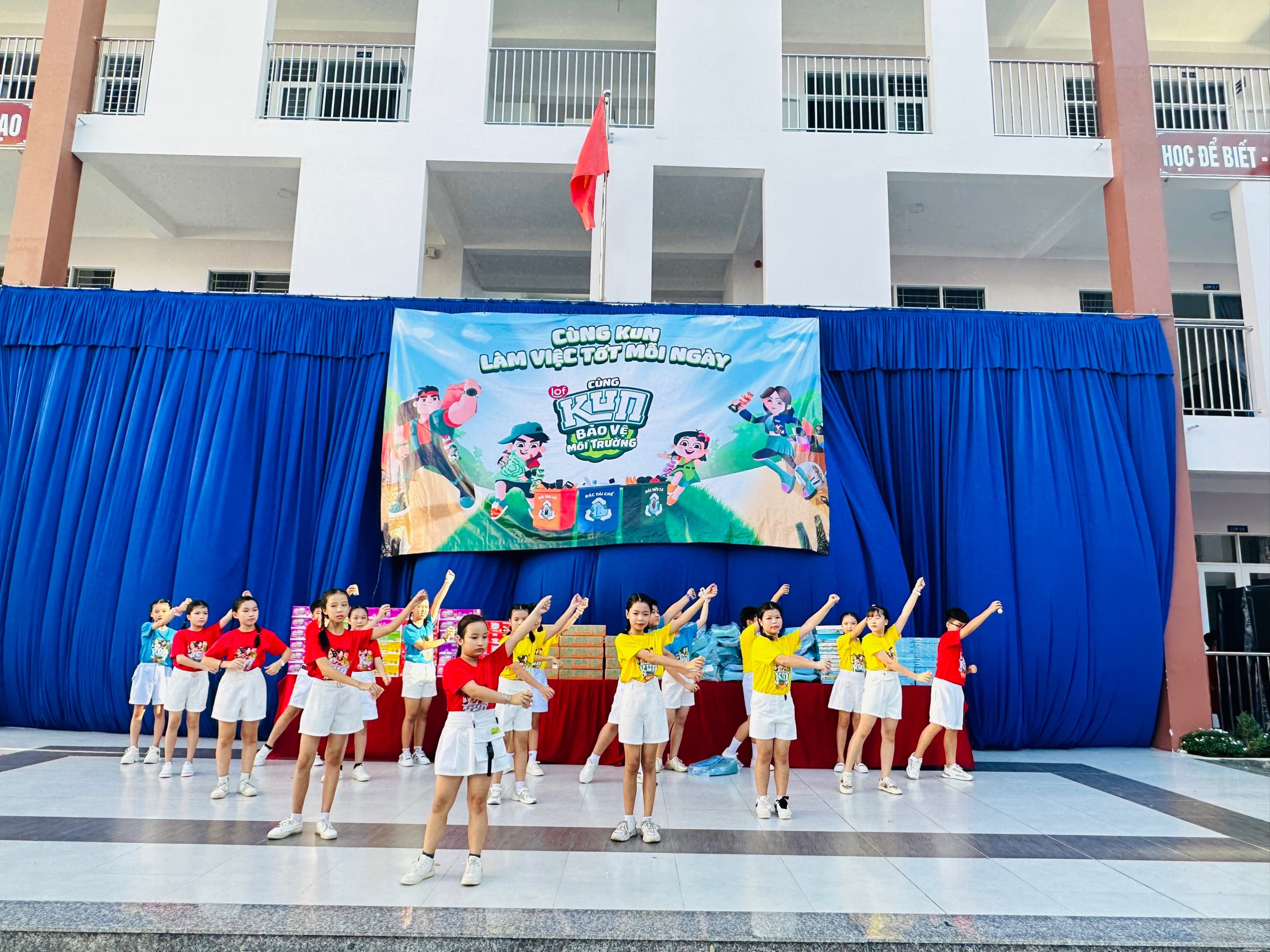 Một tiết mục nhảy do học sinh Trường Tiểu học Phước An biểu diễn trong chương trình.