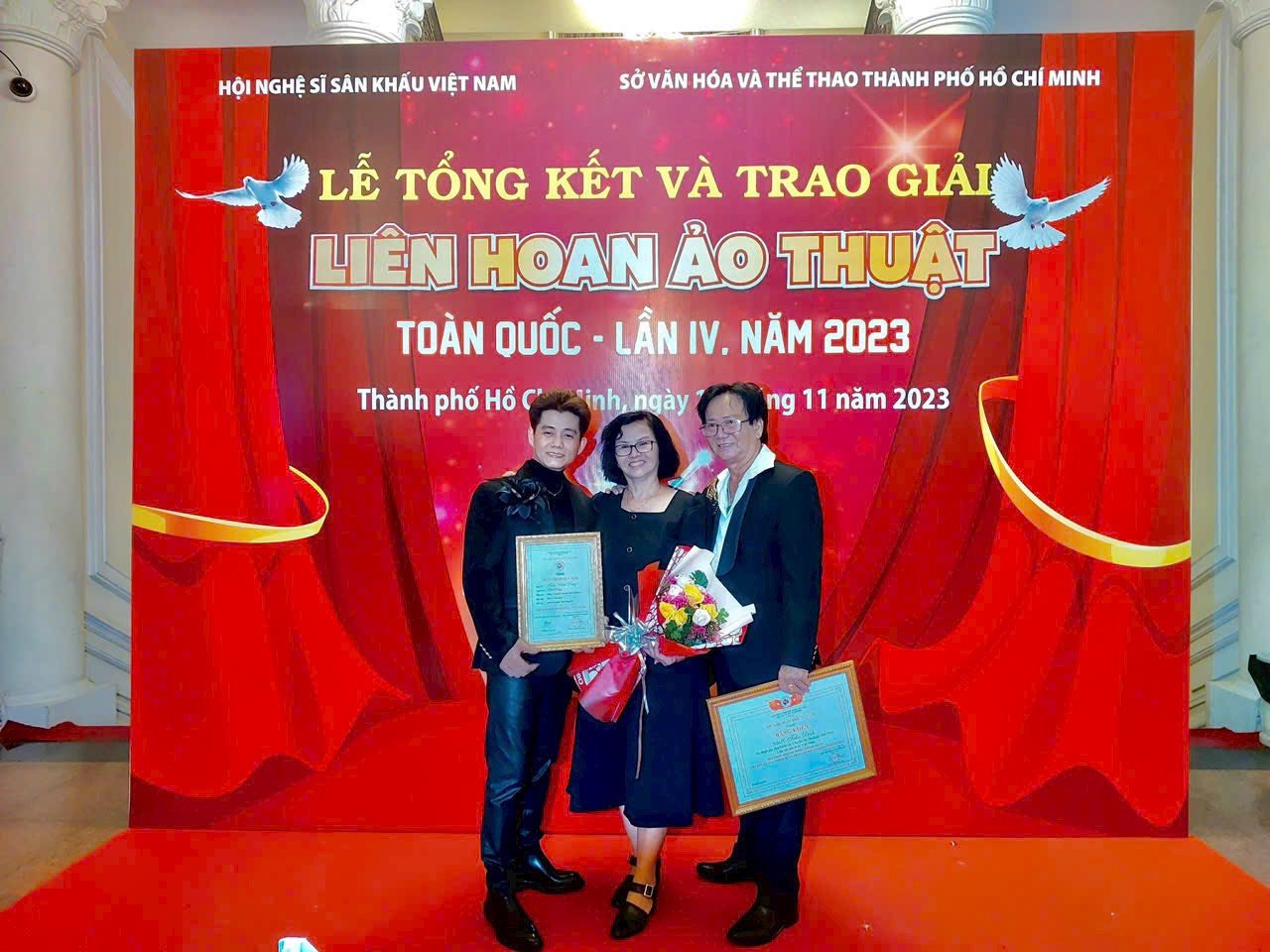 Gia đình nghệ sĩ ưu tú Trần Định (bìa phải), Trưởng Đoàn Nghệ Thuật Xiếc Ảo Vũng Tàu cùng vợ chúc mừng Huy chương Vàng của con trai Trần Dũng tại liên hoan Ảo thuật toàn quốc lần thứ IV năm 2023. Ảnh: NVCC.