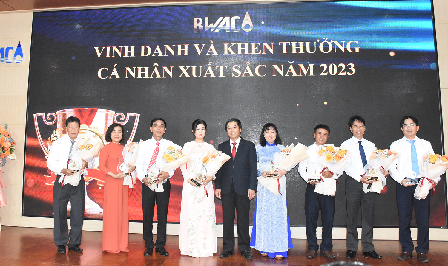 Ông Nguyễn Cảnh Tùng, Phó Tổng Giám đóc BWACO tặng hoa và kỷ niệm chương cho các cá nhân xuất sắc năm 2023